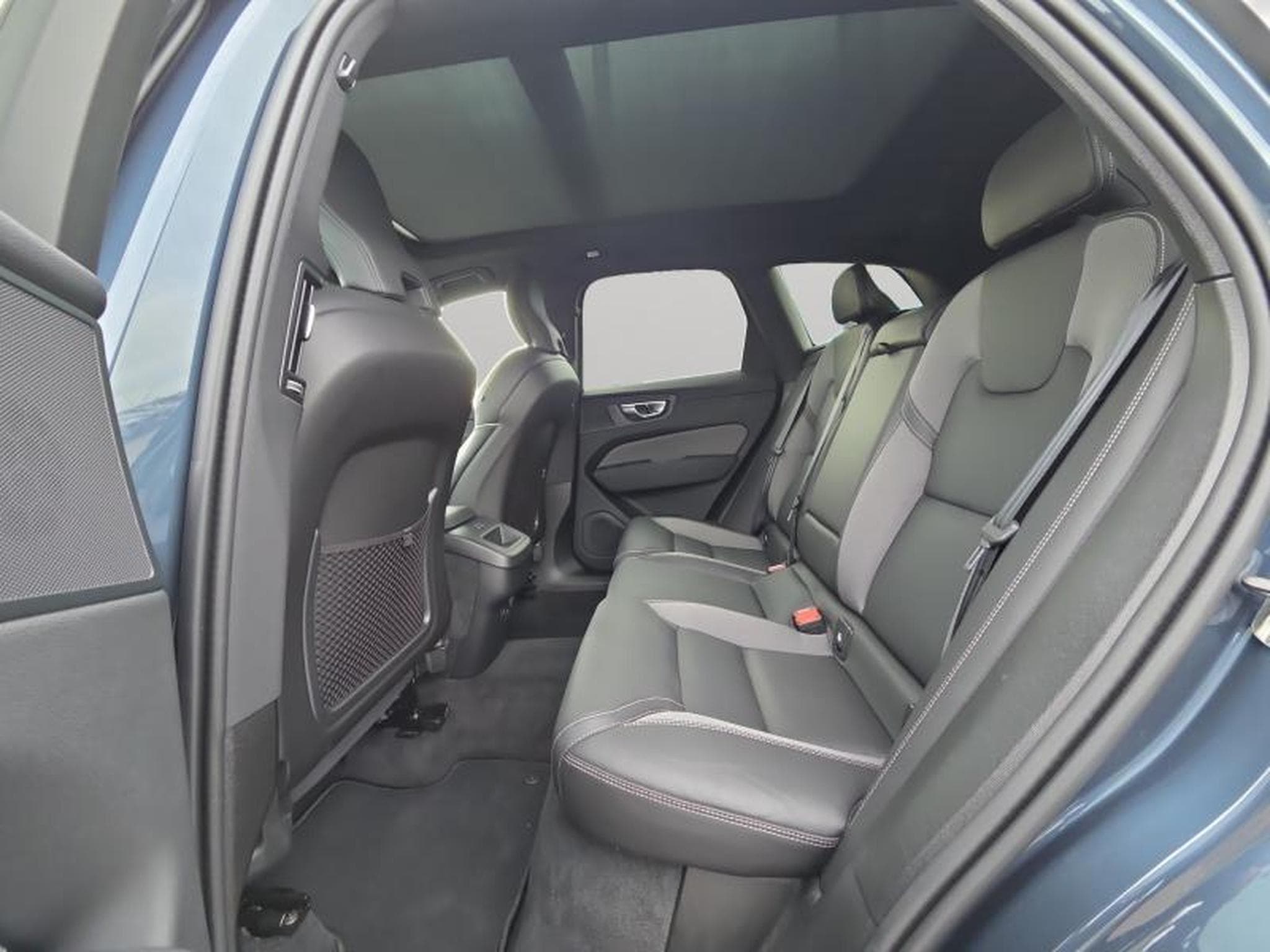 Volvo XC60 FACELIFT B5 AWD Black Edition Plus 2026 / Essence (2025) - Photo 13