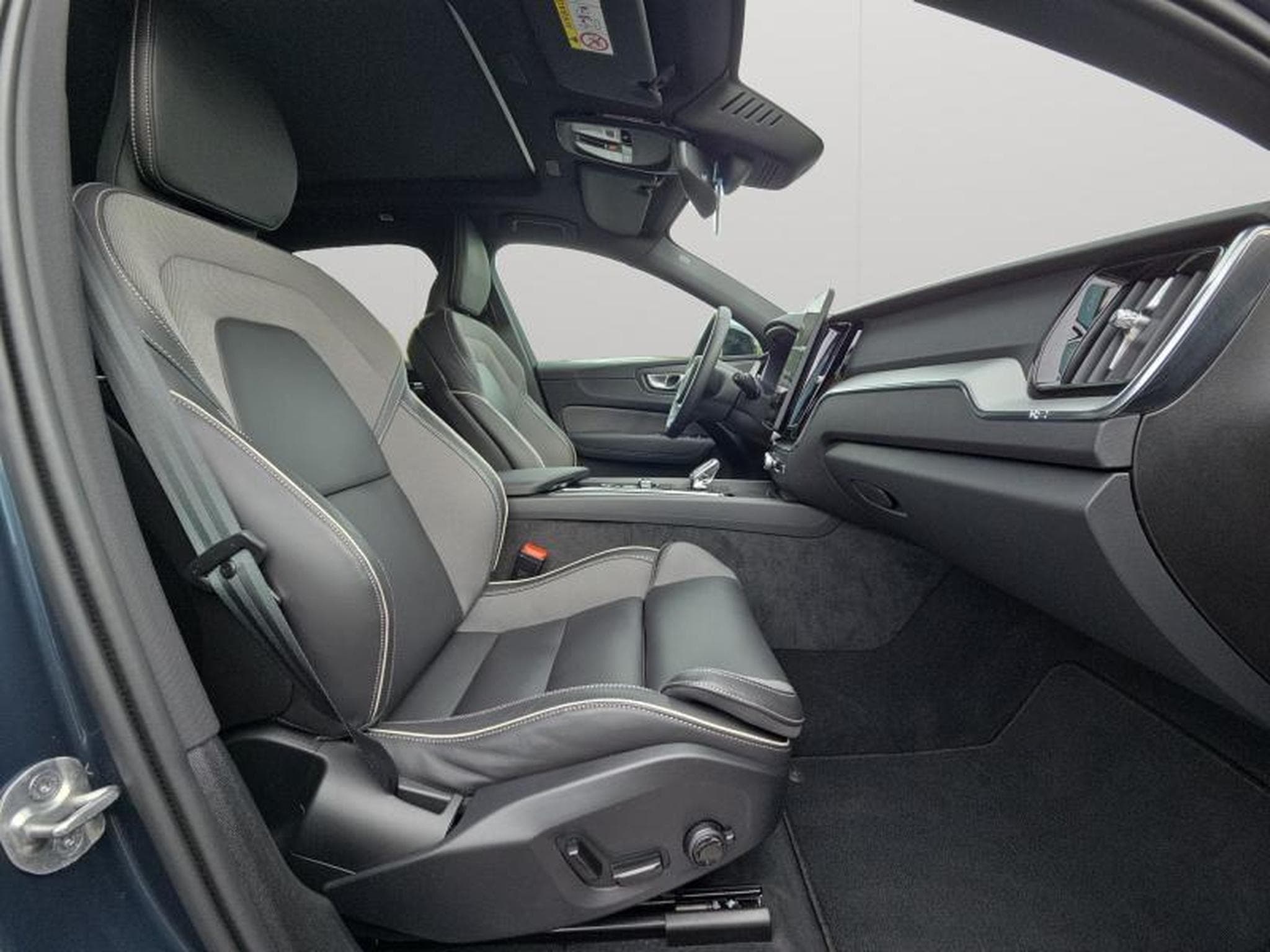 Volvo XC60 FACELIFT B5 AWD Black Edition Plus 2026 / Essence (2025) - Photo 15