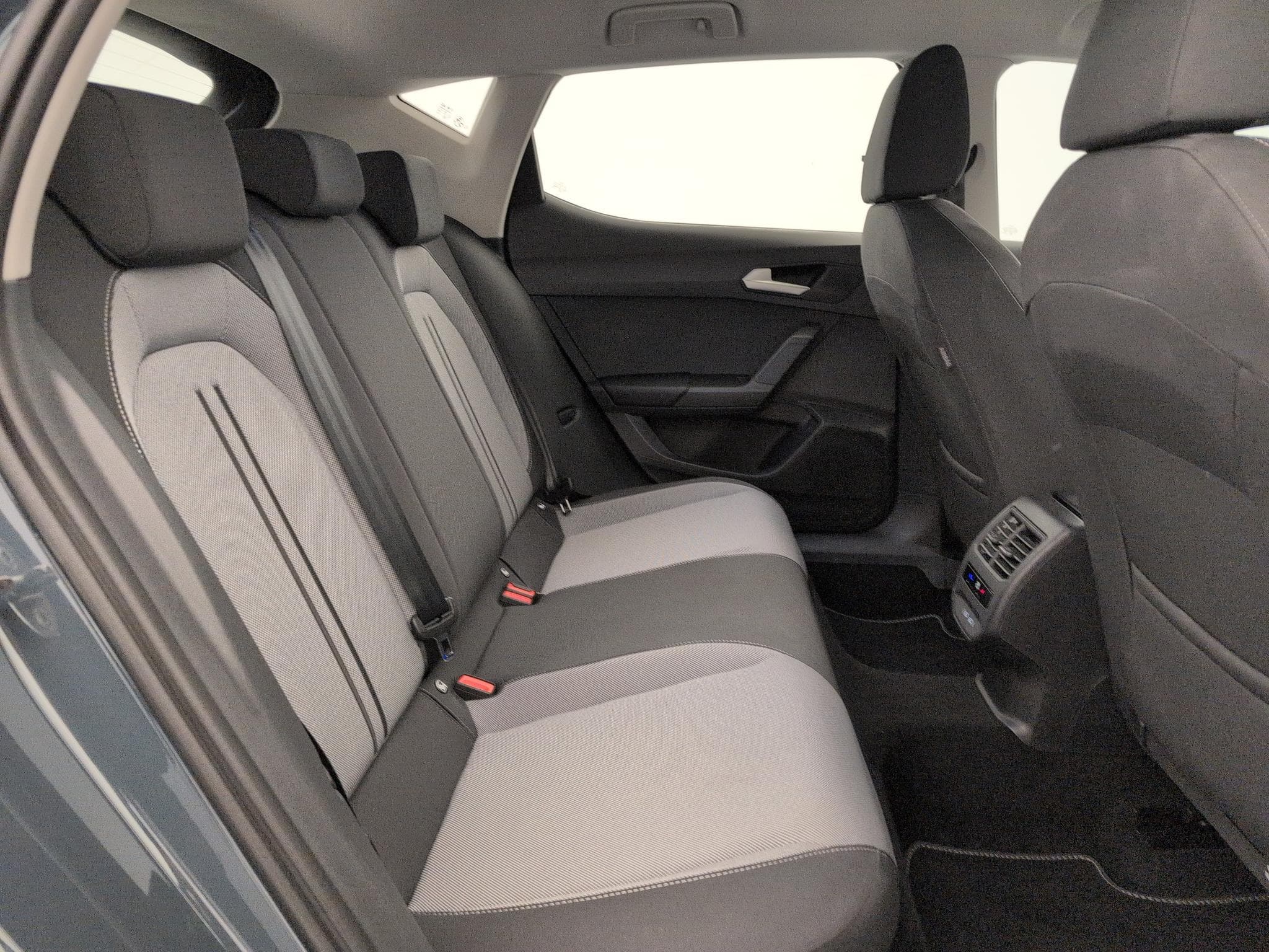 Seat Leon 1.5 eTSI Hybrid 115 DSG7 Business (2025) - Foto 10