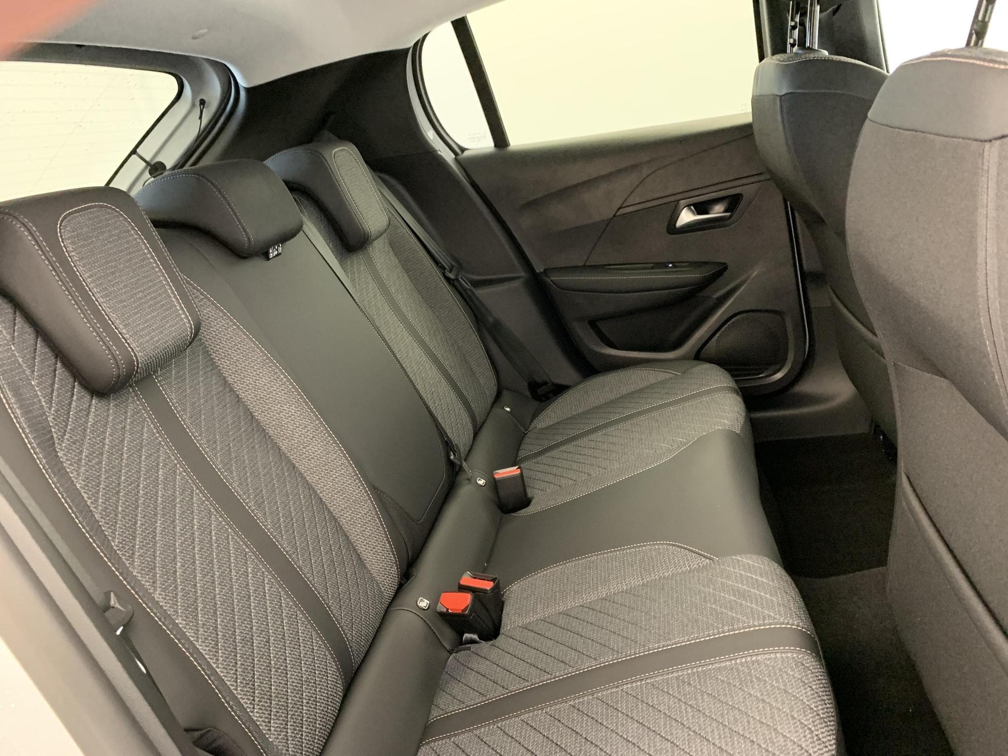 Peugeot 208 Hybrid 110 ch e-DCS6 Allure (2026) - Foto 7