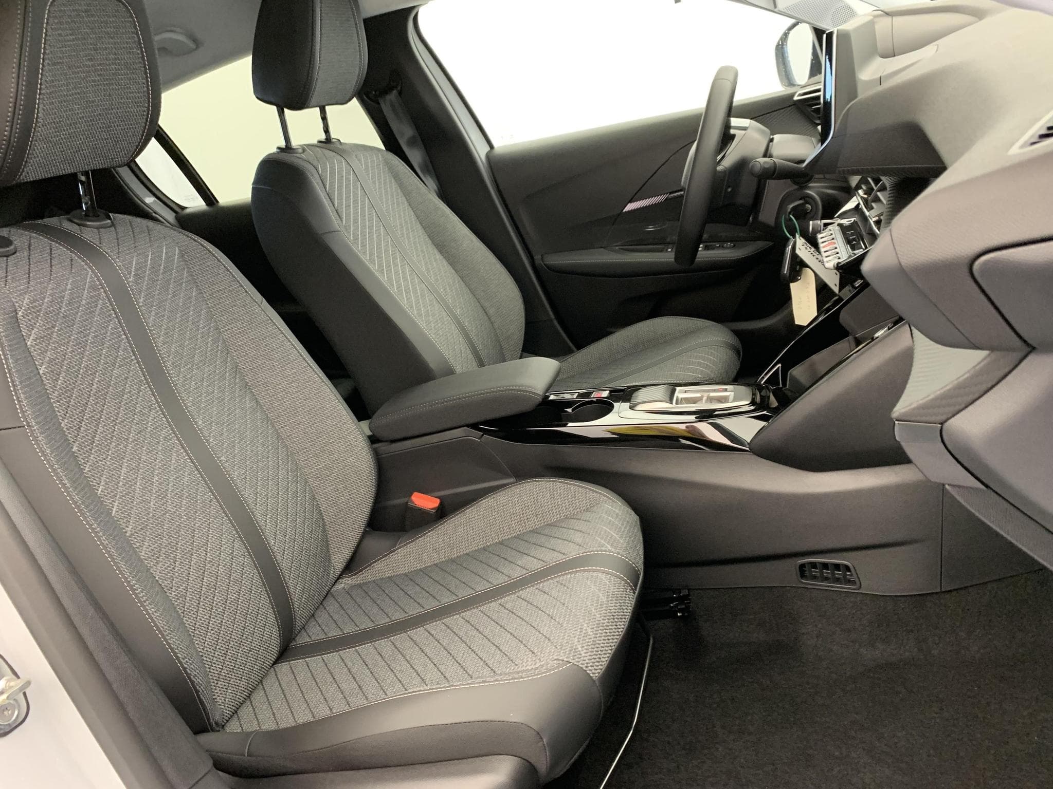 Peugeot 208 Hybrid 110 ch e-DCS6 Allure (2026) - Foto 6