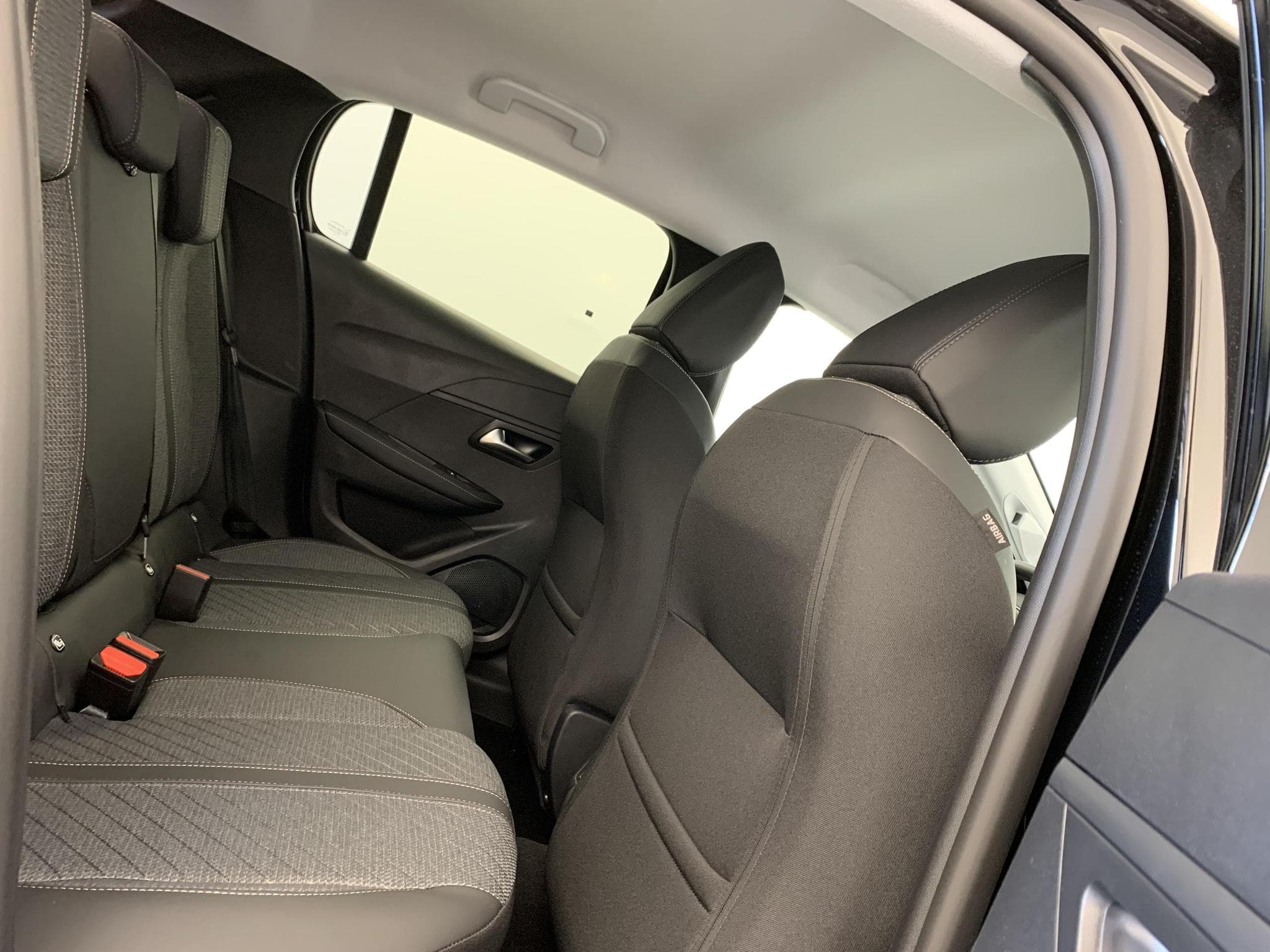 Peugeot 208 Hybrid 110 ch e-DCS6 Allure (2026) - Foto 8