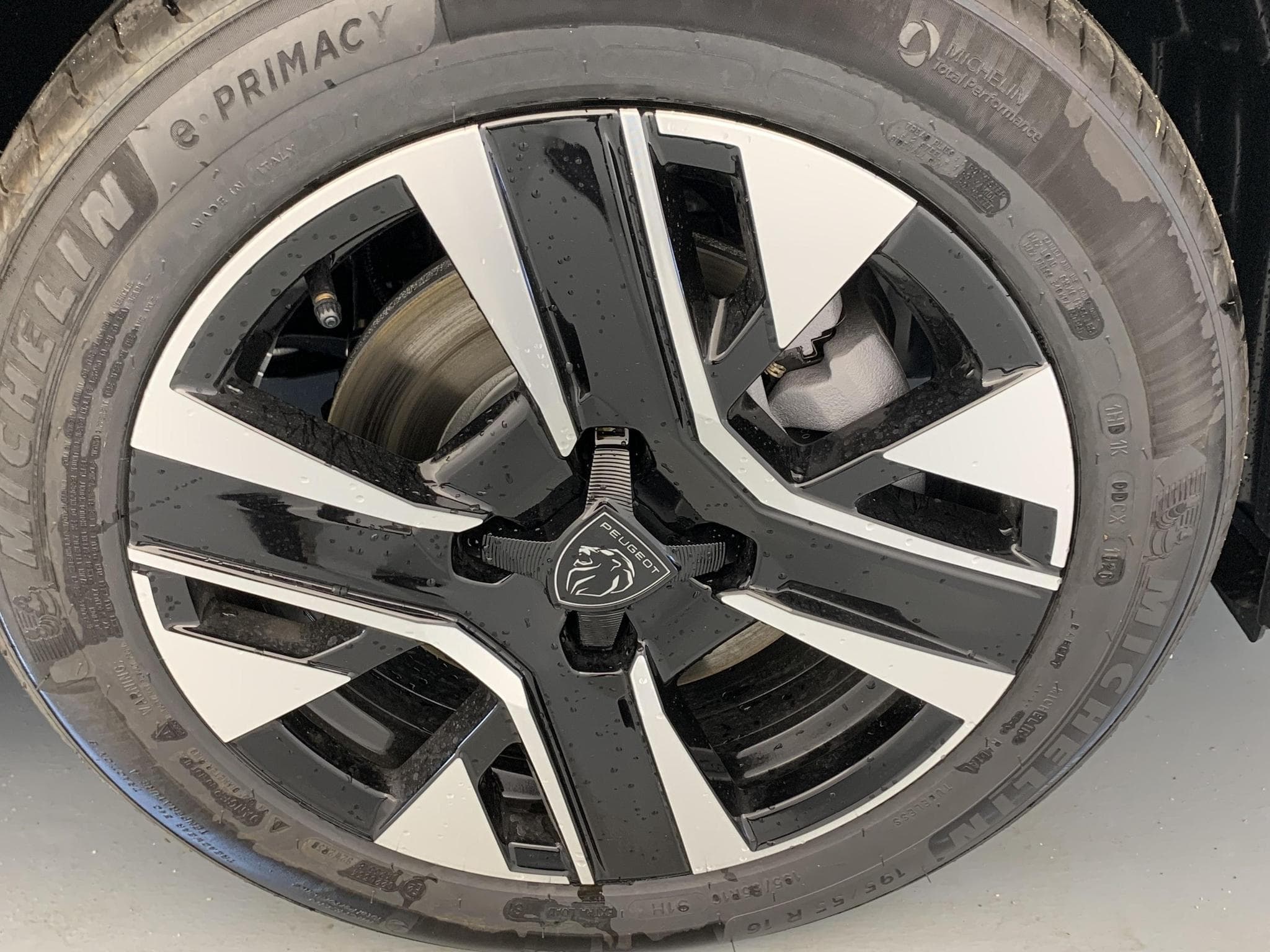 Peugeot 208 Hybrid 110 ch e-DCS6 Allure (2026) - Foto 12