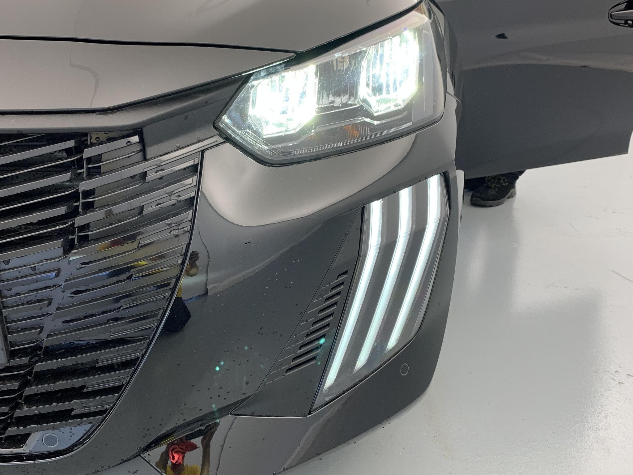 Peugeot 208 Hybrid 110 ch e-DCS6 Allure (2026) - Foto 14