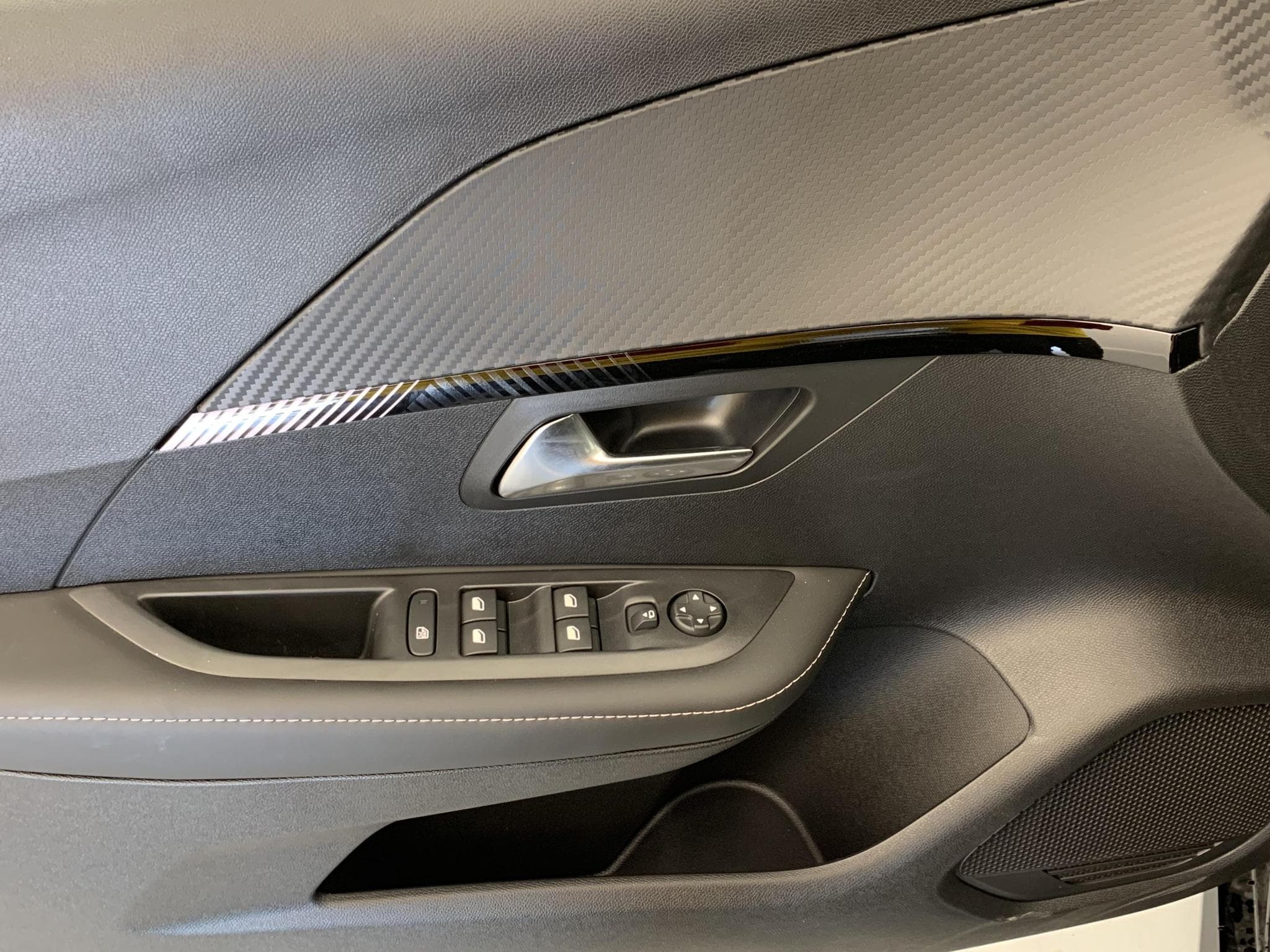Peugeot 208 Hybrid 110 ch e-DCS6 Allure (2026) - Foto 15