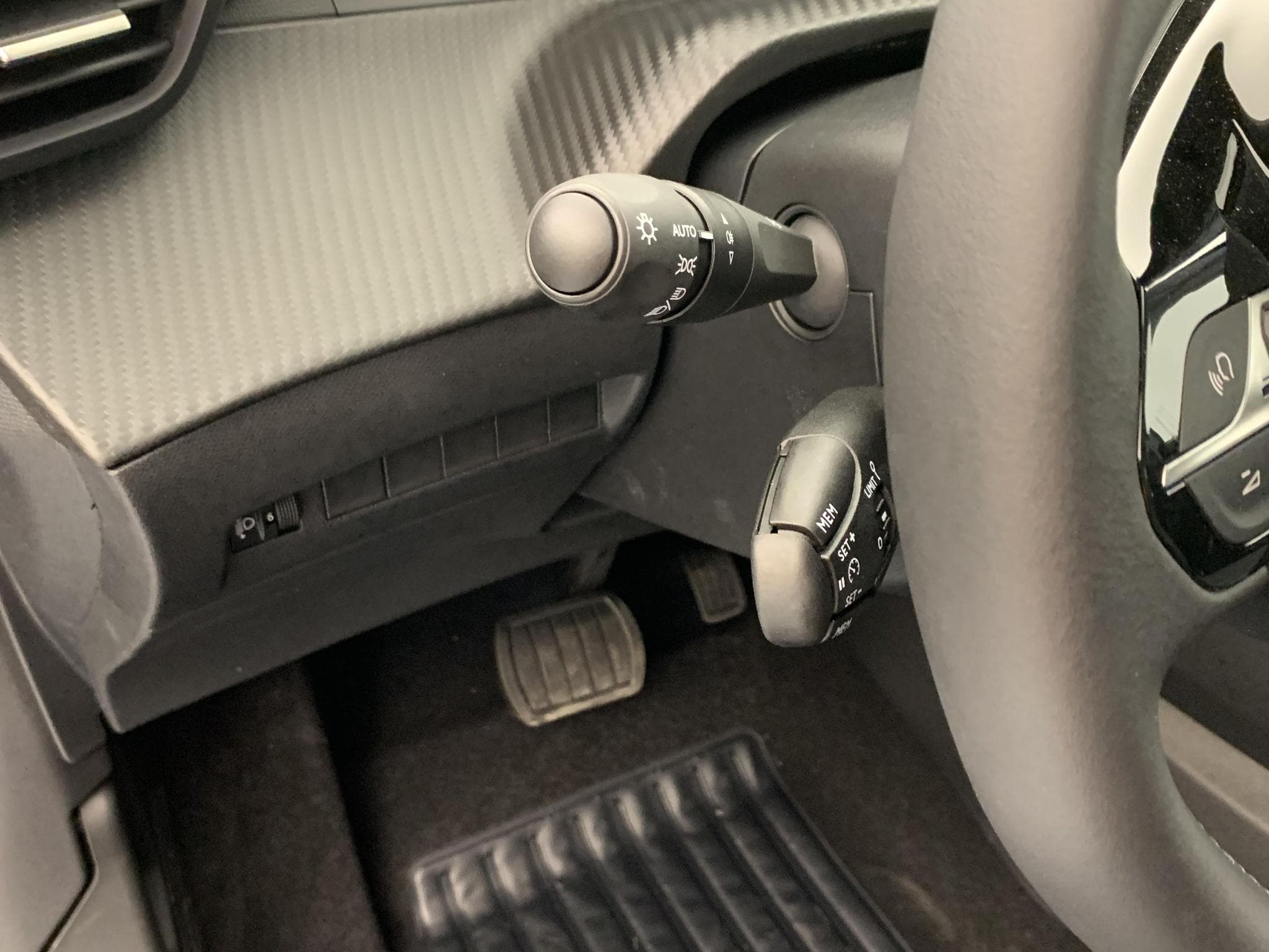 Peugeot 208 Hybrid 110 ch e-DCS6 Allure (2026) - Foto 17