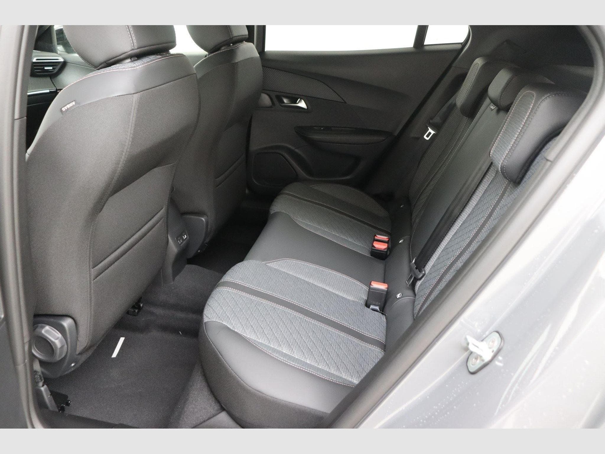 Peugeot 2008 Turbo 100 ch BVM6 Allure (2026) - Foto 16