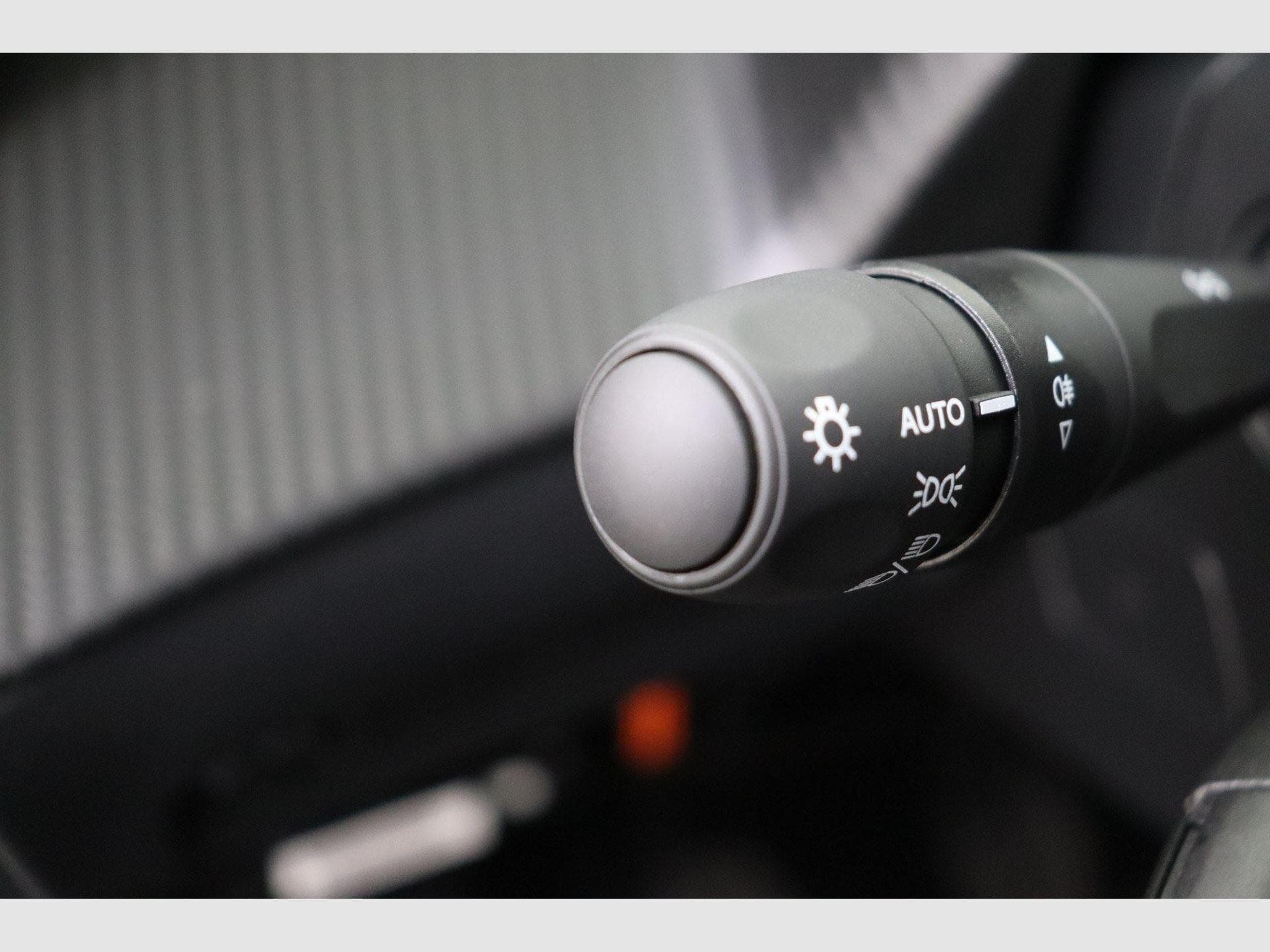 Peugeot 2008 Turbo 100 ch BVM6 Allure (2026) - Foto 18