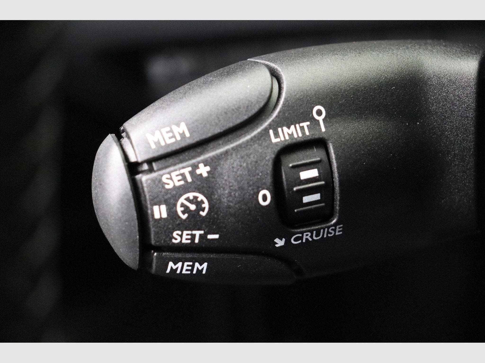 Peugeot 2008 Turbo 100 ch BVM6 Allure (2026) - Foto 19