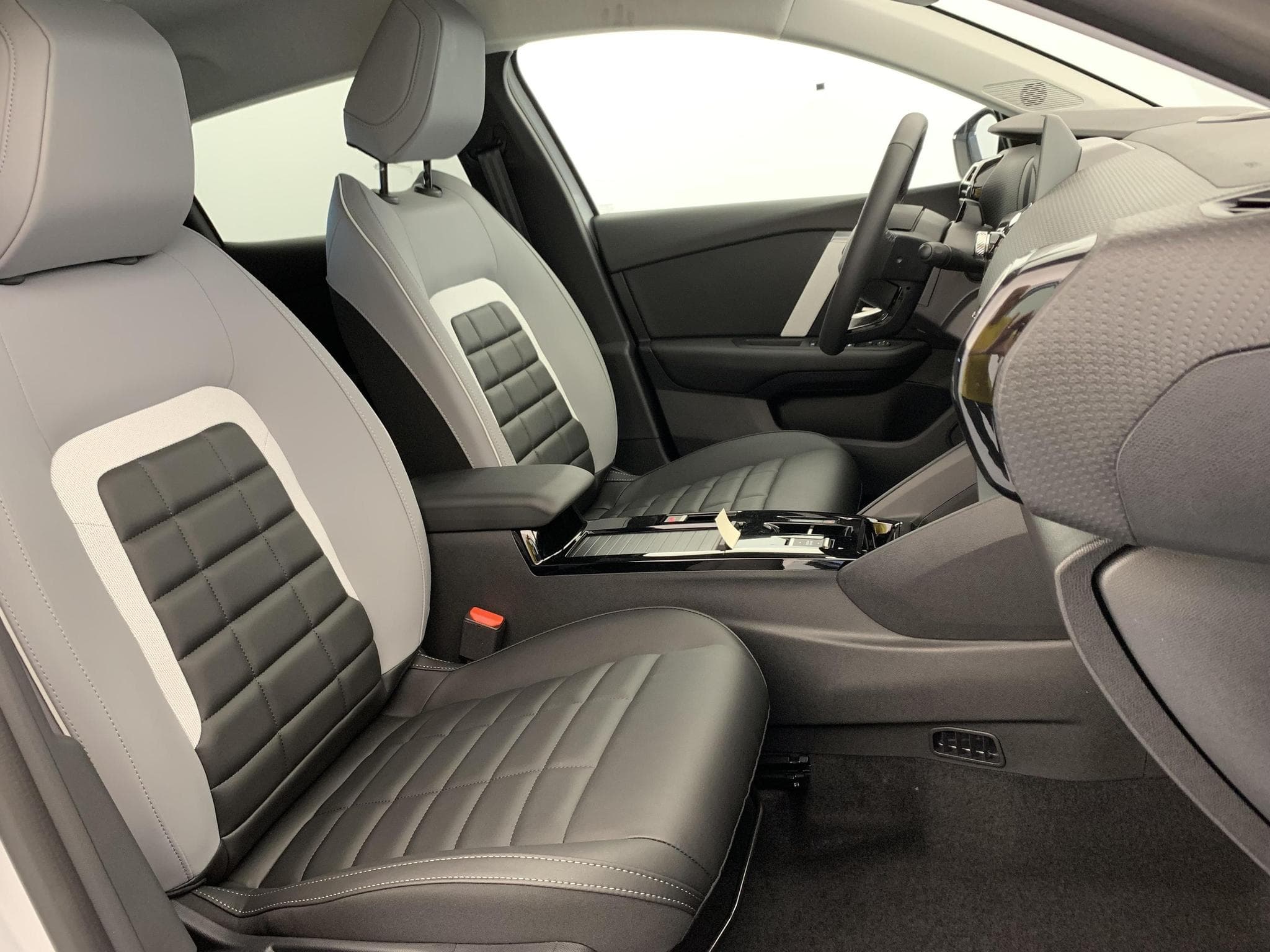CitroëN C4 Hybride 145 ch e-DCS6 Max (2026) - Photo 9