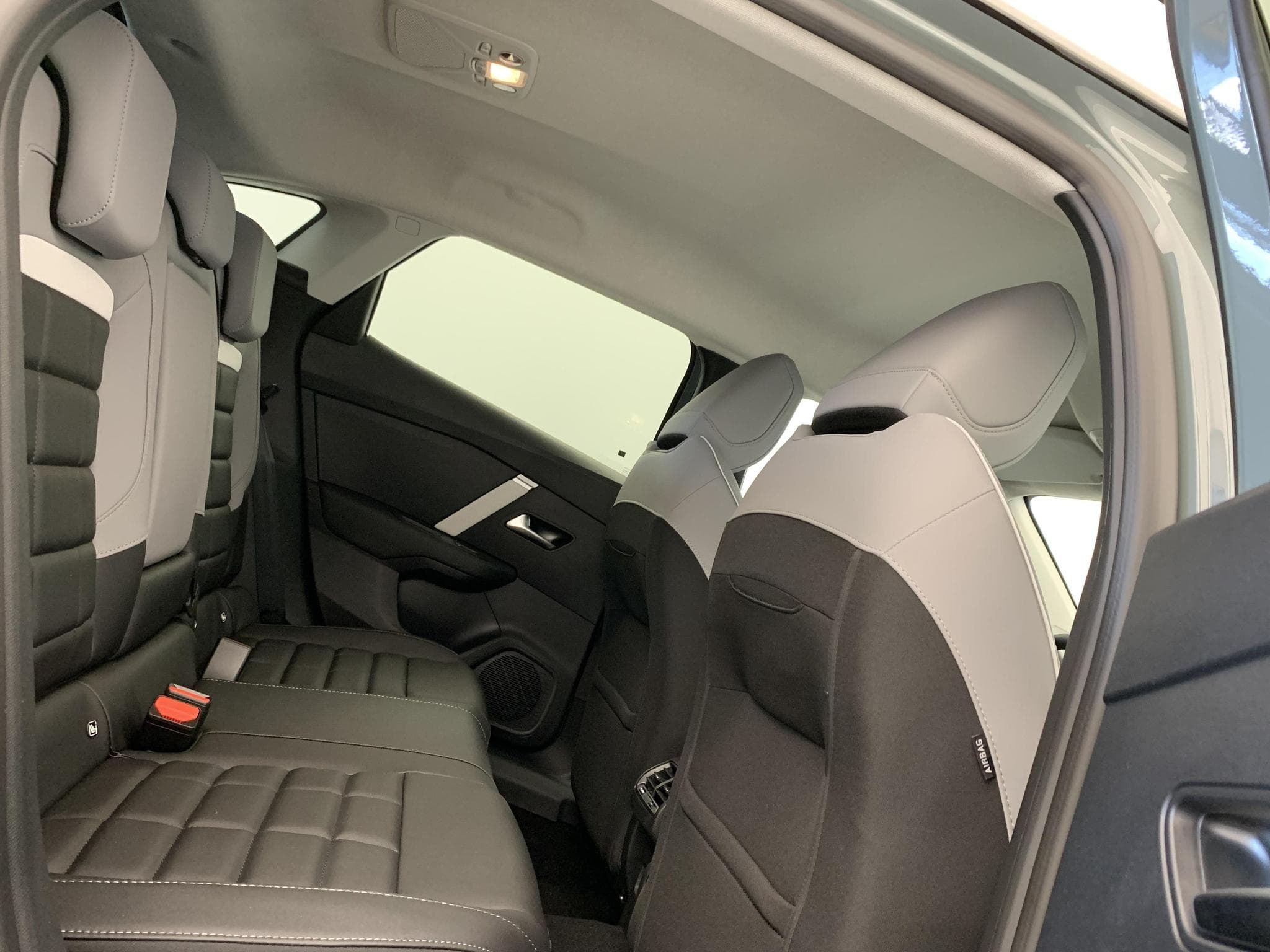 CitroëN C4 Hybride 145 ch e-DCS6 Max (2026) - Photo 8