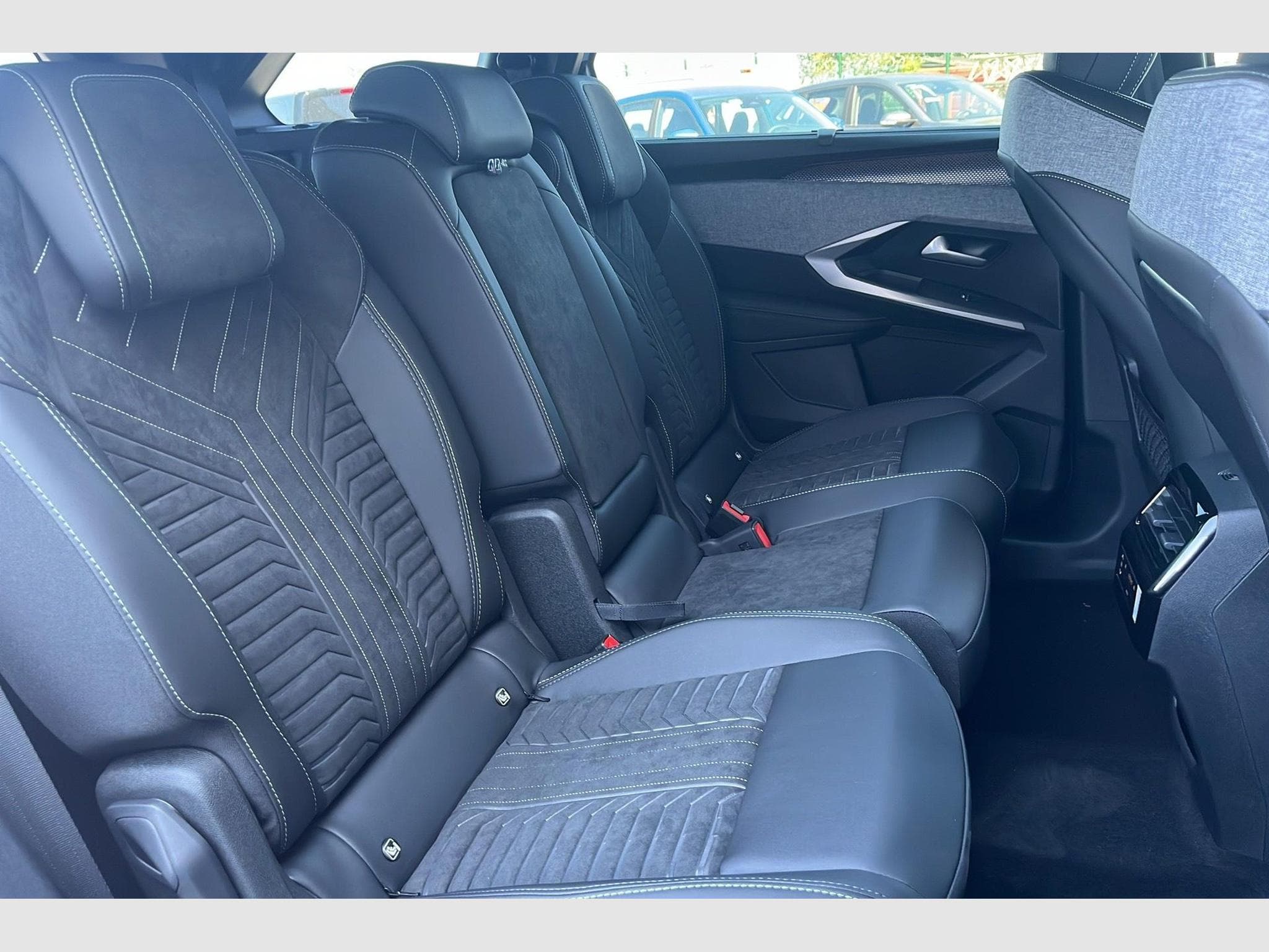 Peugeot 5008 Hybrid 145 e-DCS6 GT (2026) - Foto 10