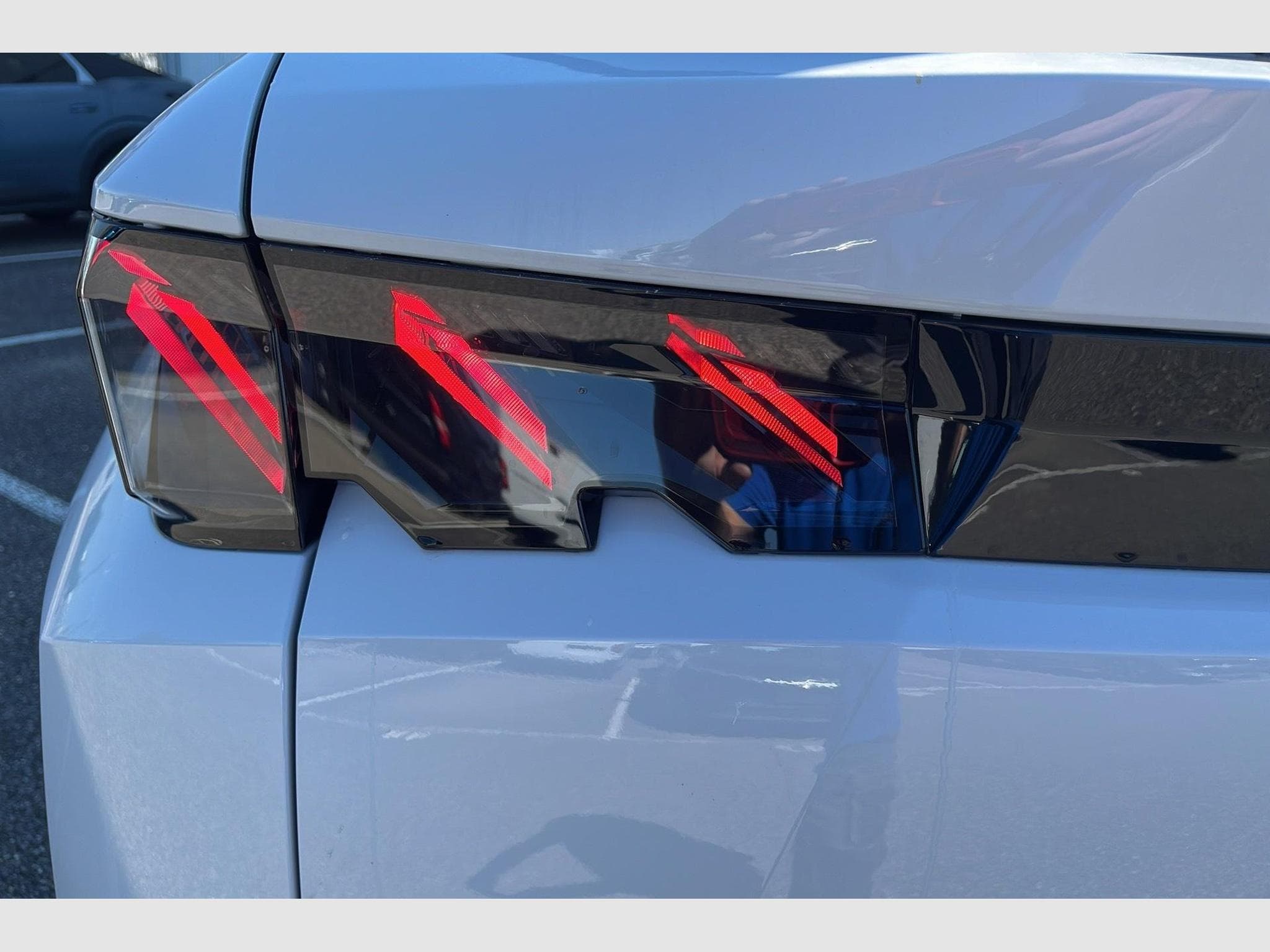 Peugeot 5008 Hybrid 145 e-DCS6 GT (2026) - Foto 12