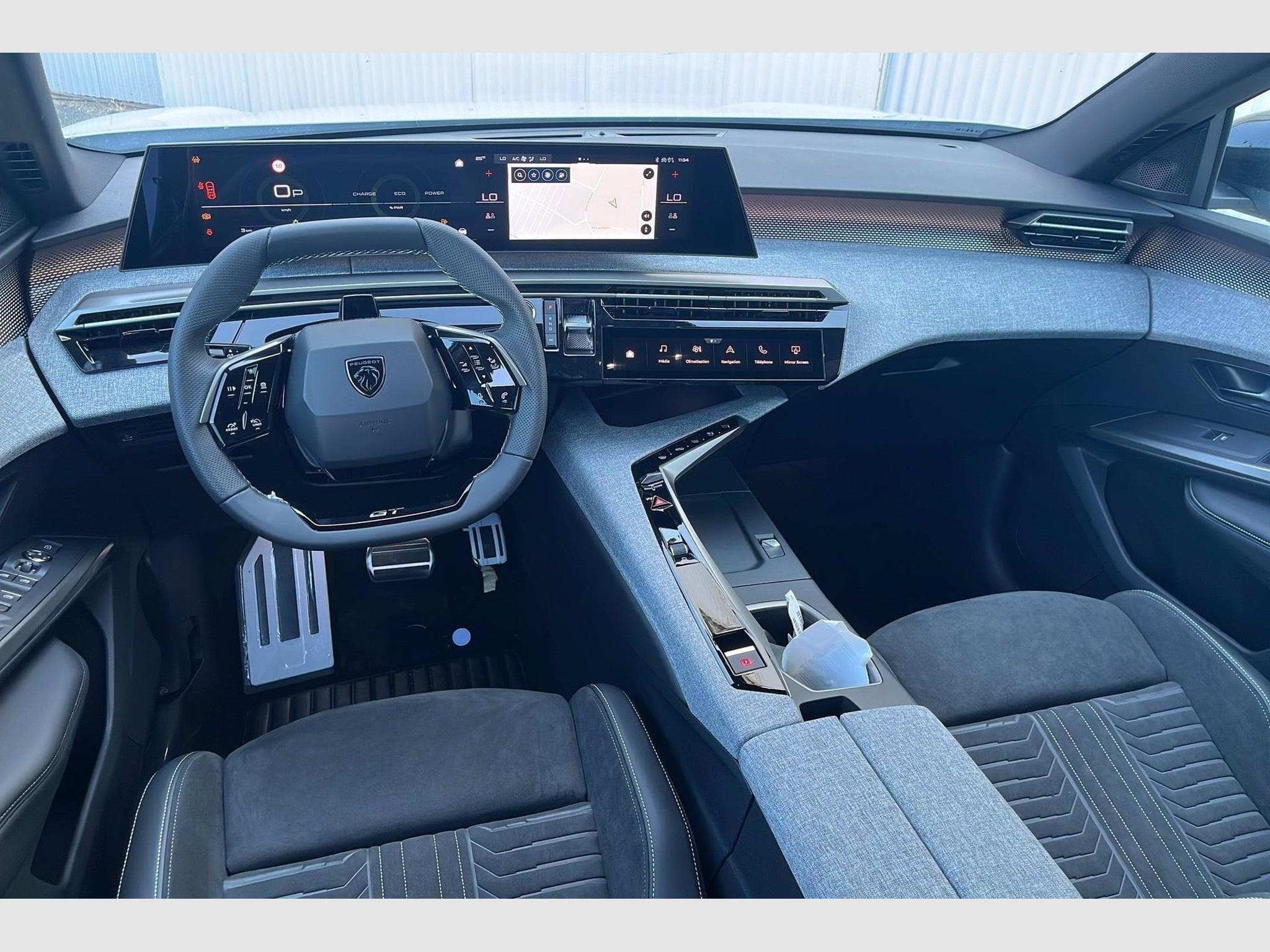 Peugeot 5008 Hybrid 145 e-DCS6 GT (2026) - Foto 17