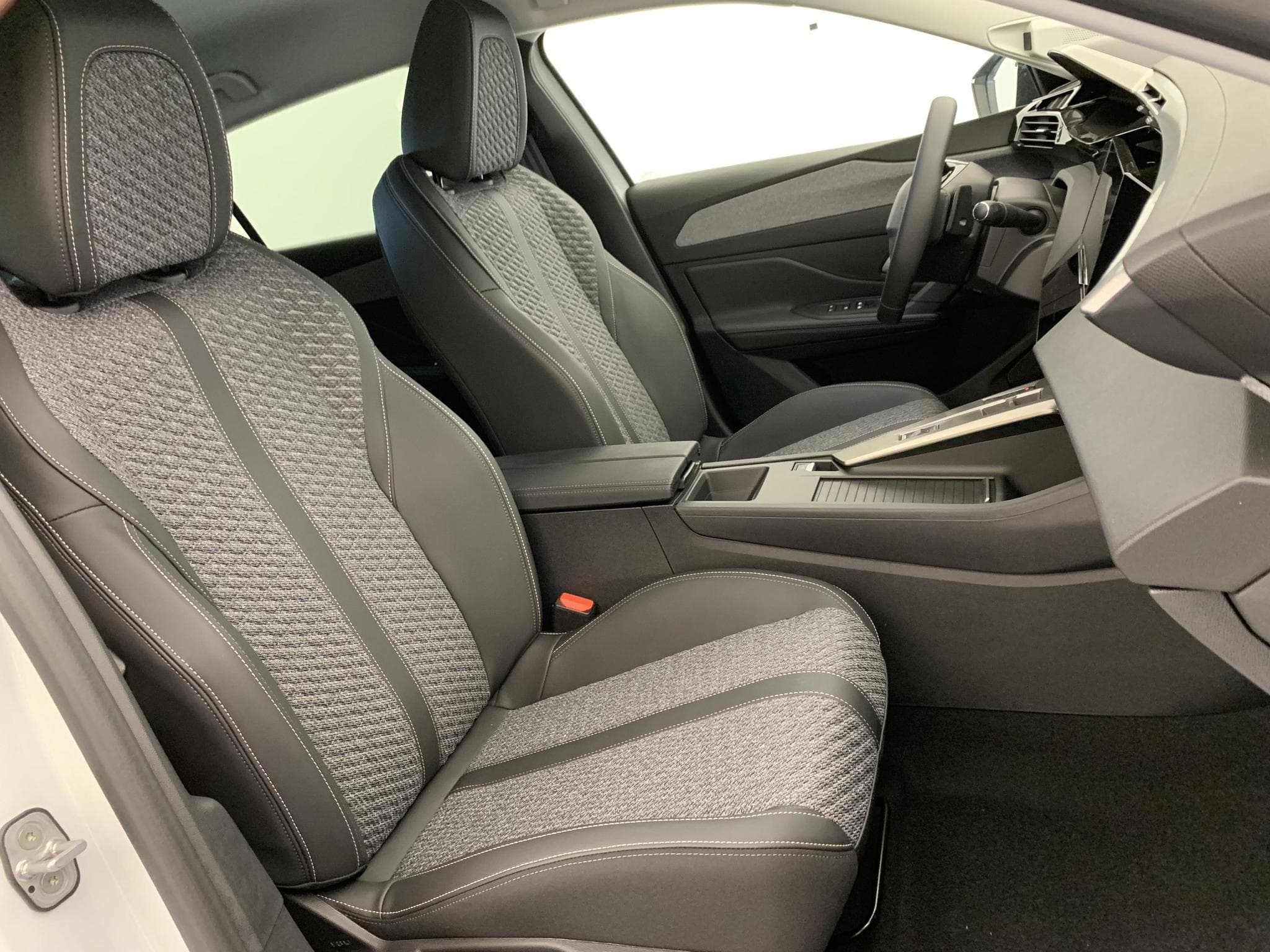 Peugeot 308 NOUVELLE HYBRID 145 E-DCS6 ALLURE (2026) - Photo 10