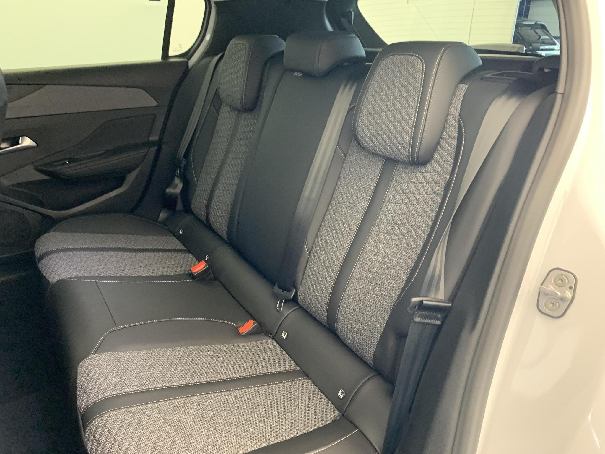 Peugeot 308 NOUVELLE HYBRID 145 E-DCS6 ALLURE (2026) - Photo 20
