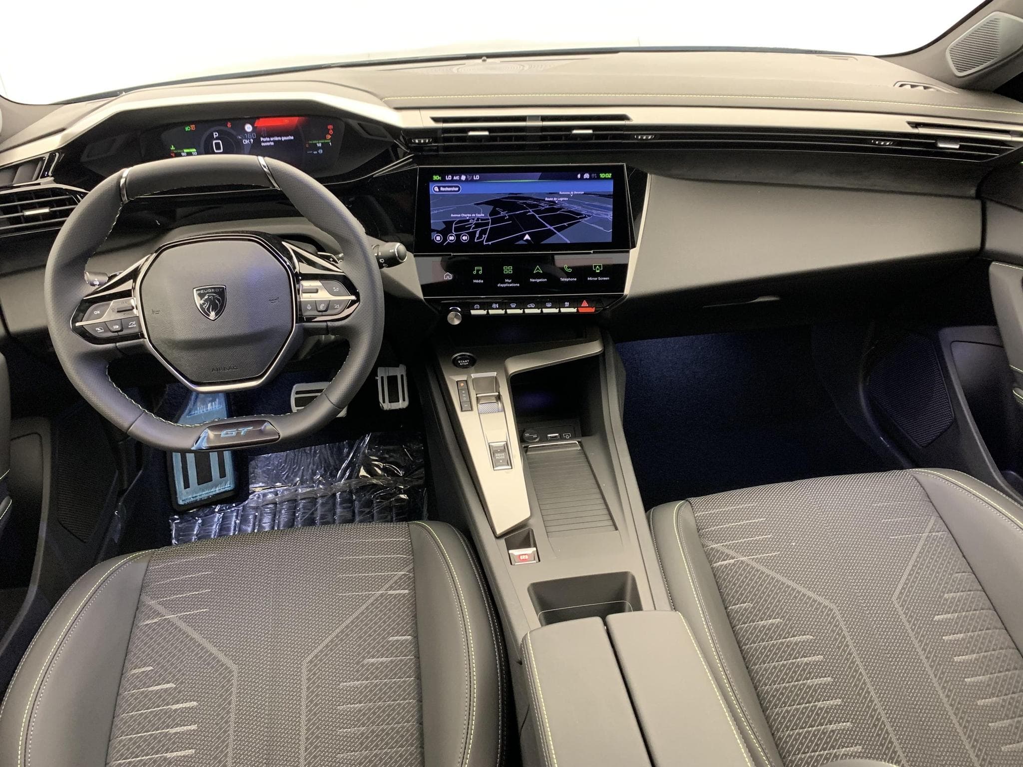 Peugeot 308 NOUVELLE Hybrid 145 e-DCS6 GT (2026) - Photo 13