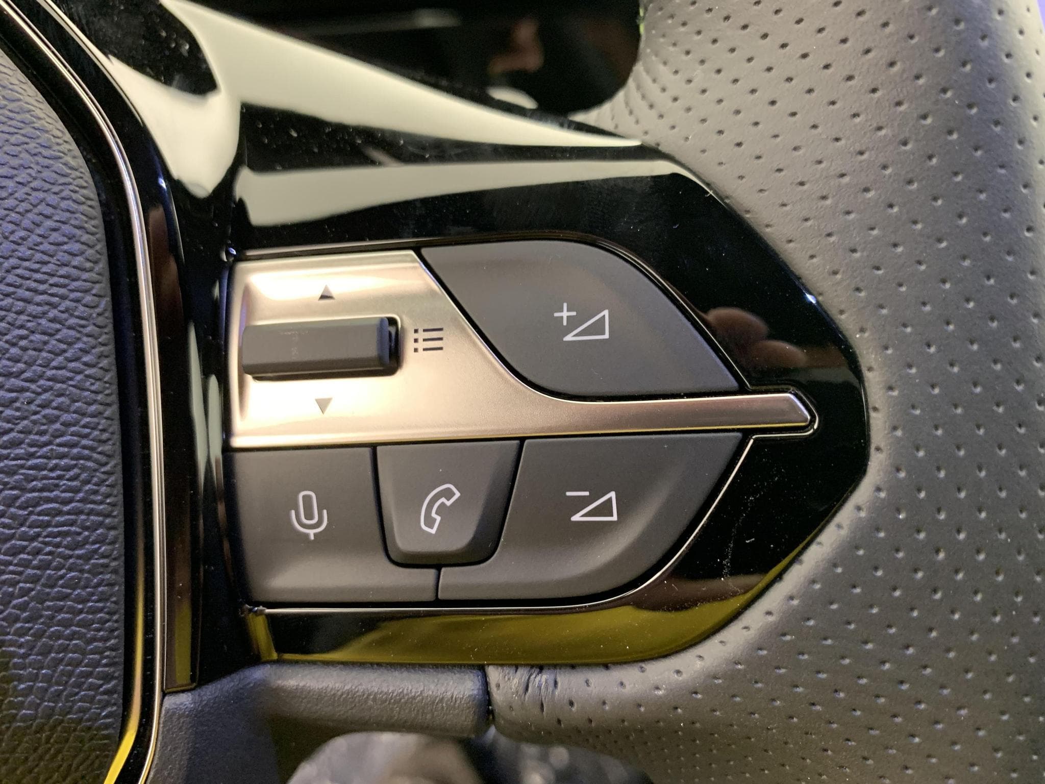 Peugeot 308 NOUVELLE Hybrid 145 e-DCS6 GT (2026) - Photo 18