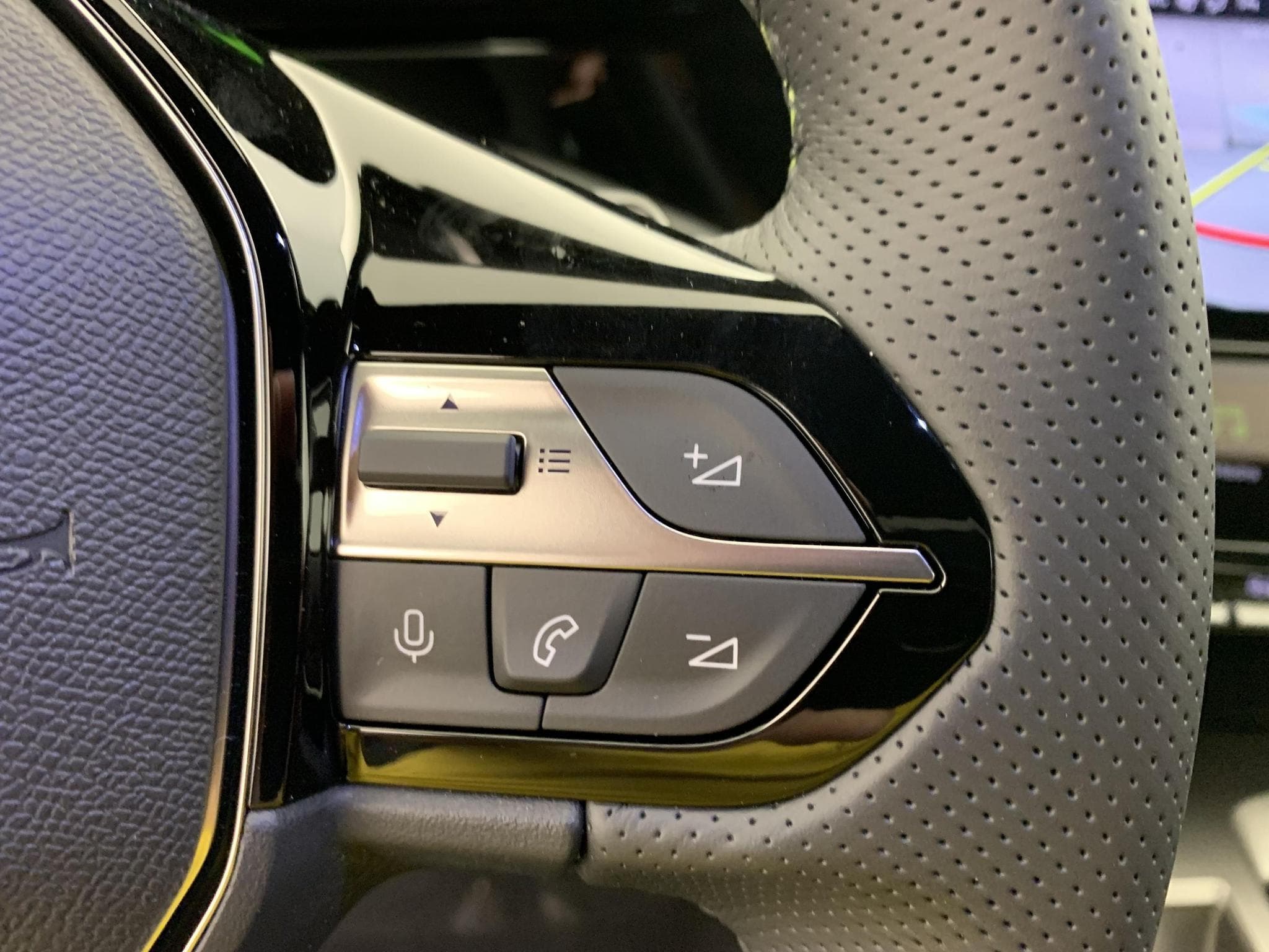 Peugeot 308 NOUVELLE Hybrid 145 e-DCS6 GT (2026) - Photo 18