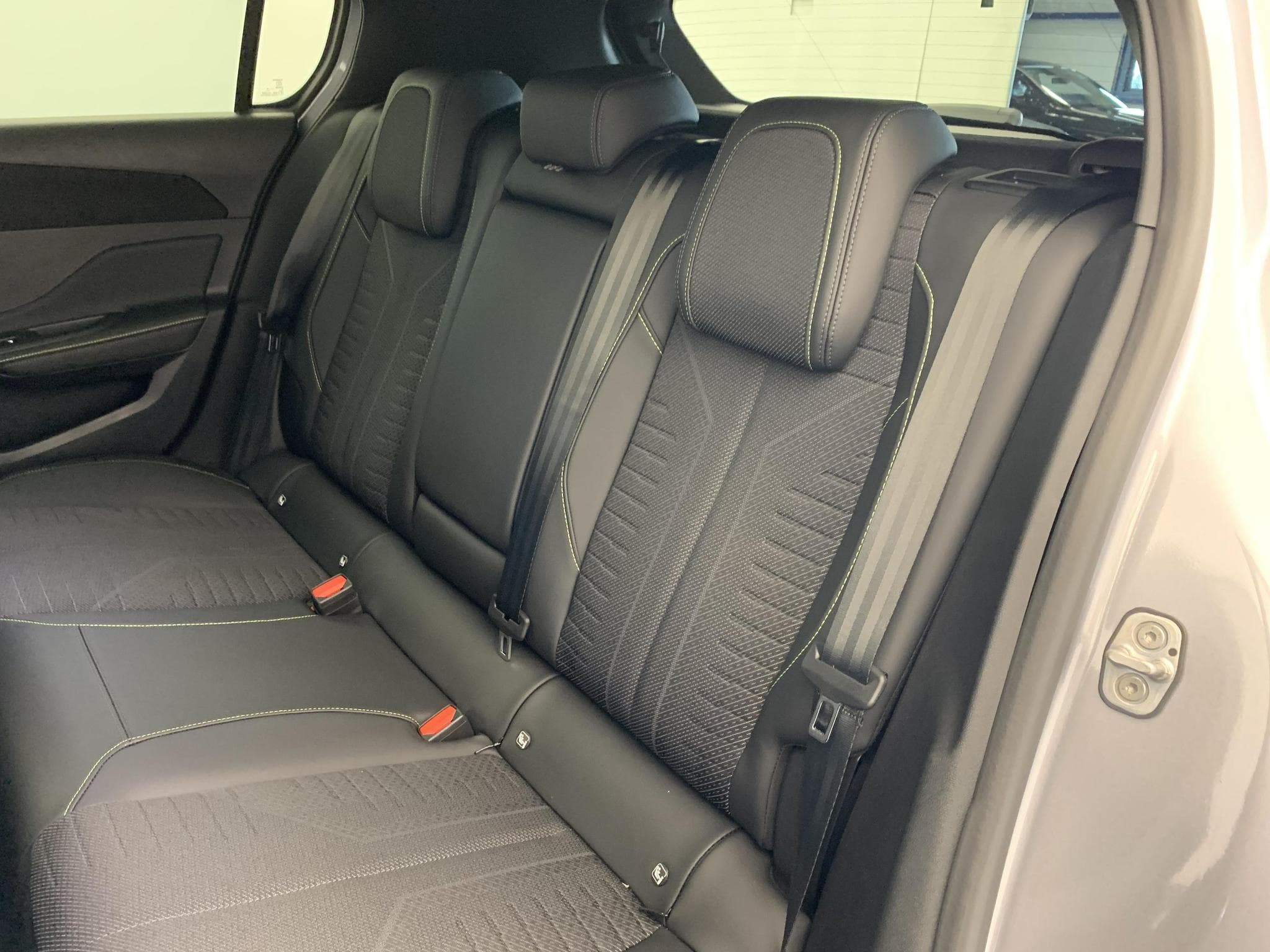 Peugeot 308 NOUVELLE Hybrid 145 e-DCS6 GT (2026) - Photo 20