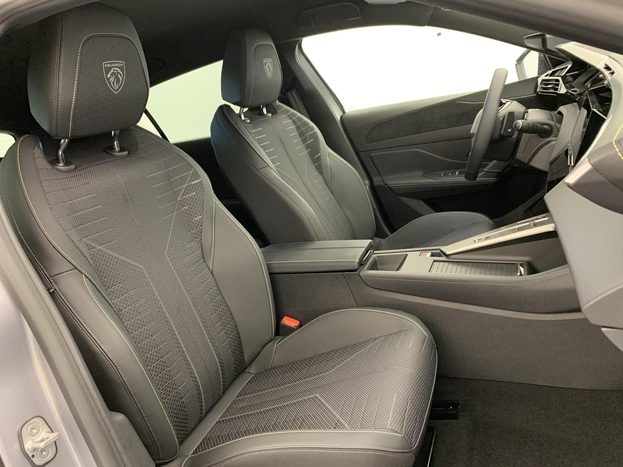 Peugeot 308 NOUVELLE Hybrid 145 e-DCS6 GT (2026) - Photo 9