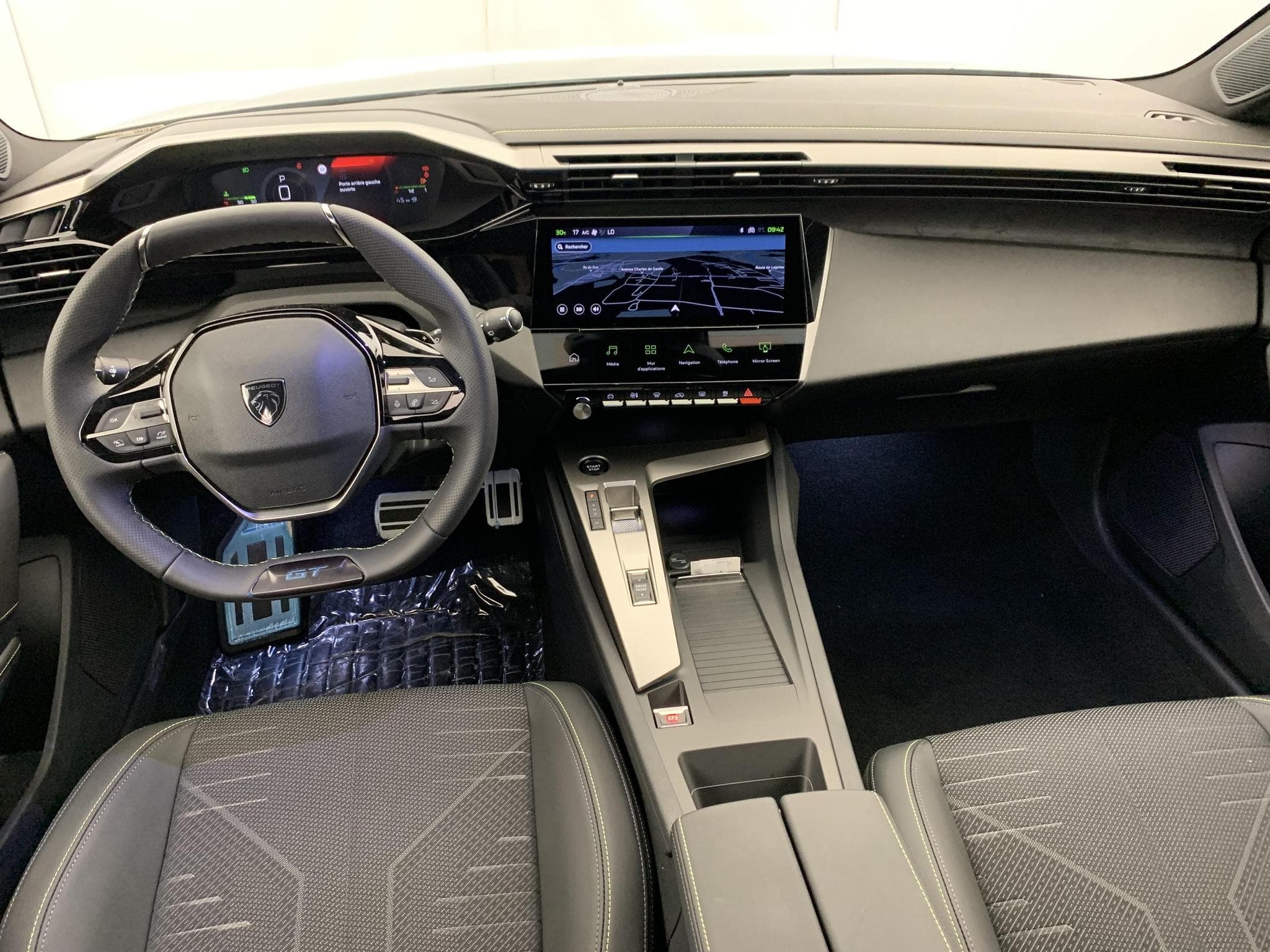 Peugeot 308 NOUVELLE Hybrid 145 e-DCS6 GT (2026) - Photo 13
