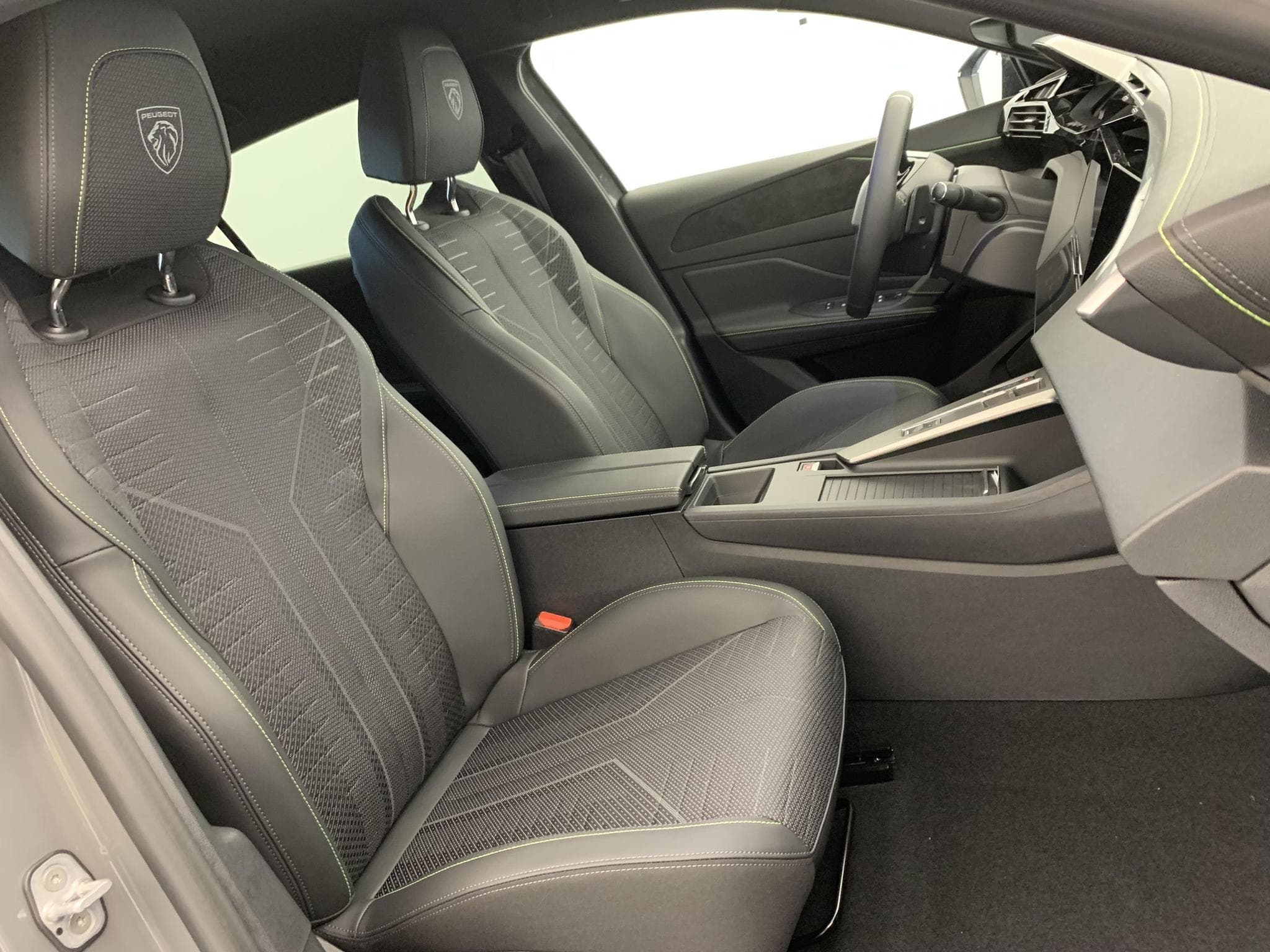 Peugeot 308 NOUVELLE Hybrid 145 e-DCS6 GT (2026) - Photo 9