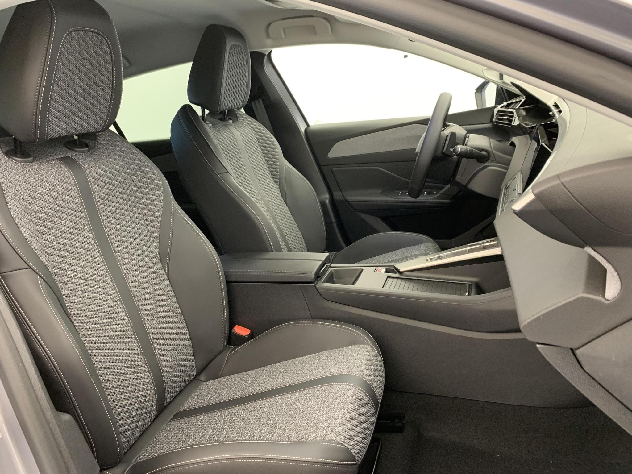 Peugeot 308 NOUVELLE HYBRID 145 E-DCS6 ALLURE (2026) - Photo 9