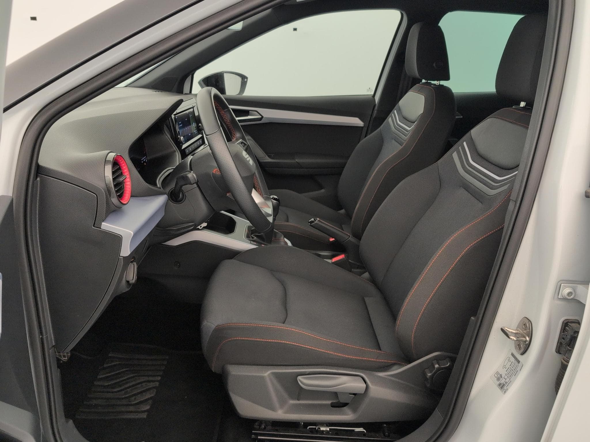 Seat Arona 1.0 TSI 95 CH START/STOP BVM5 FR (2025) - Foto 16