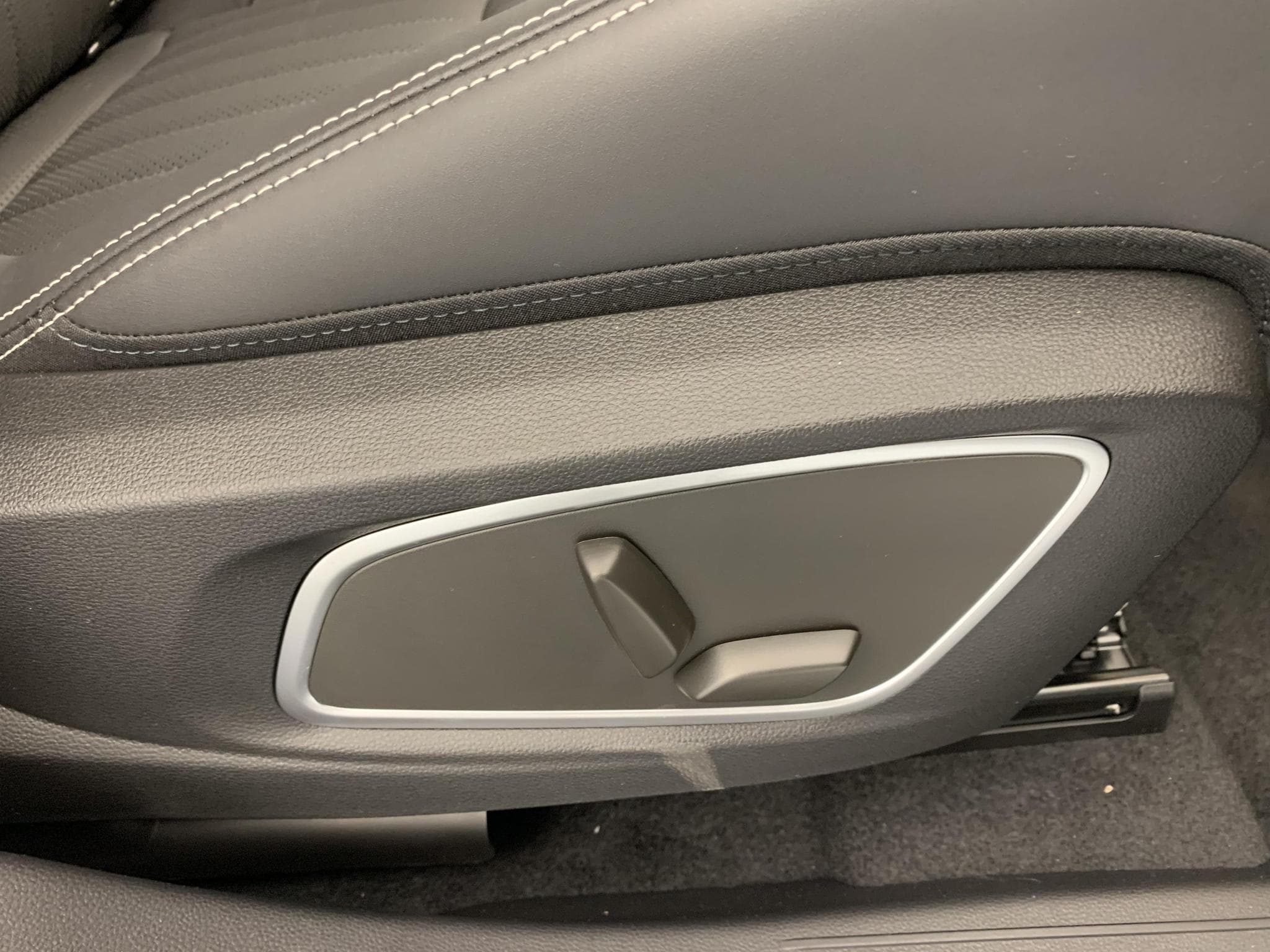 Renault ESPACE VI Espace full hybrid E-Tech 200 ch 7pl Iconic (2026) - Photo 10
