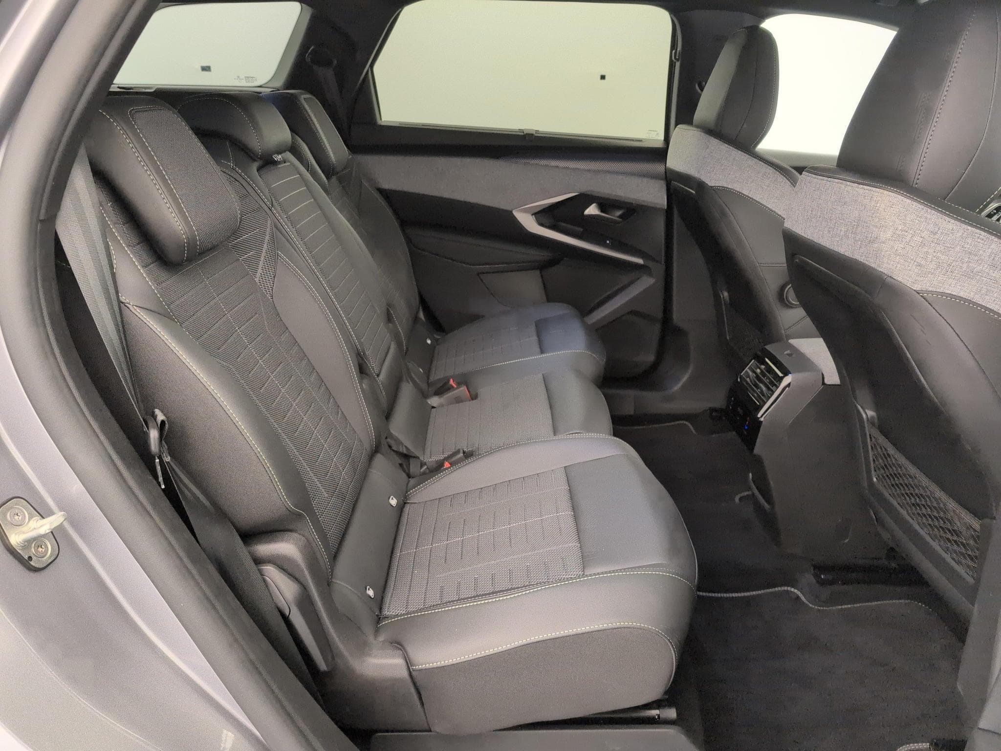 Peugeot 5008 HYBRID 145CH E-DCS6 GT (2025) - Photo 10