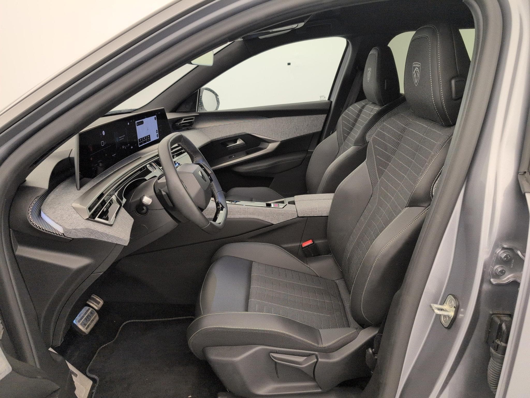 Peugeot 5008 HYBRID 145CH E-DCS6 GT (2025) - Photo 16