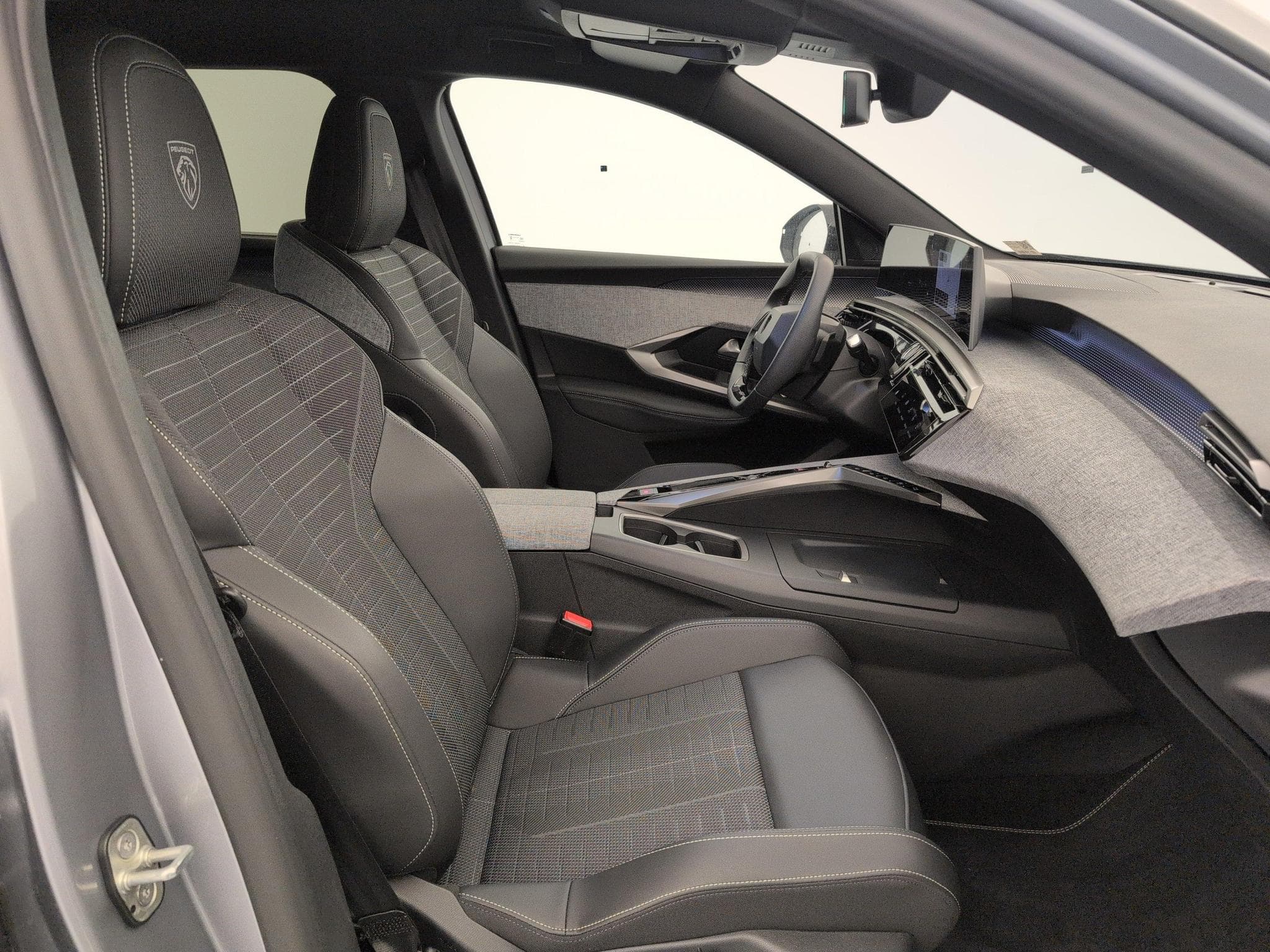 Peugeot 5008 HYBRID 145CH E-DCS6 GT (2025) - Photo 9
