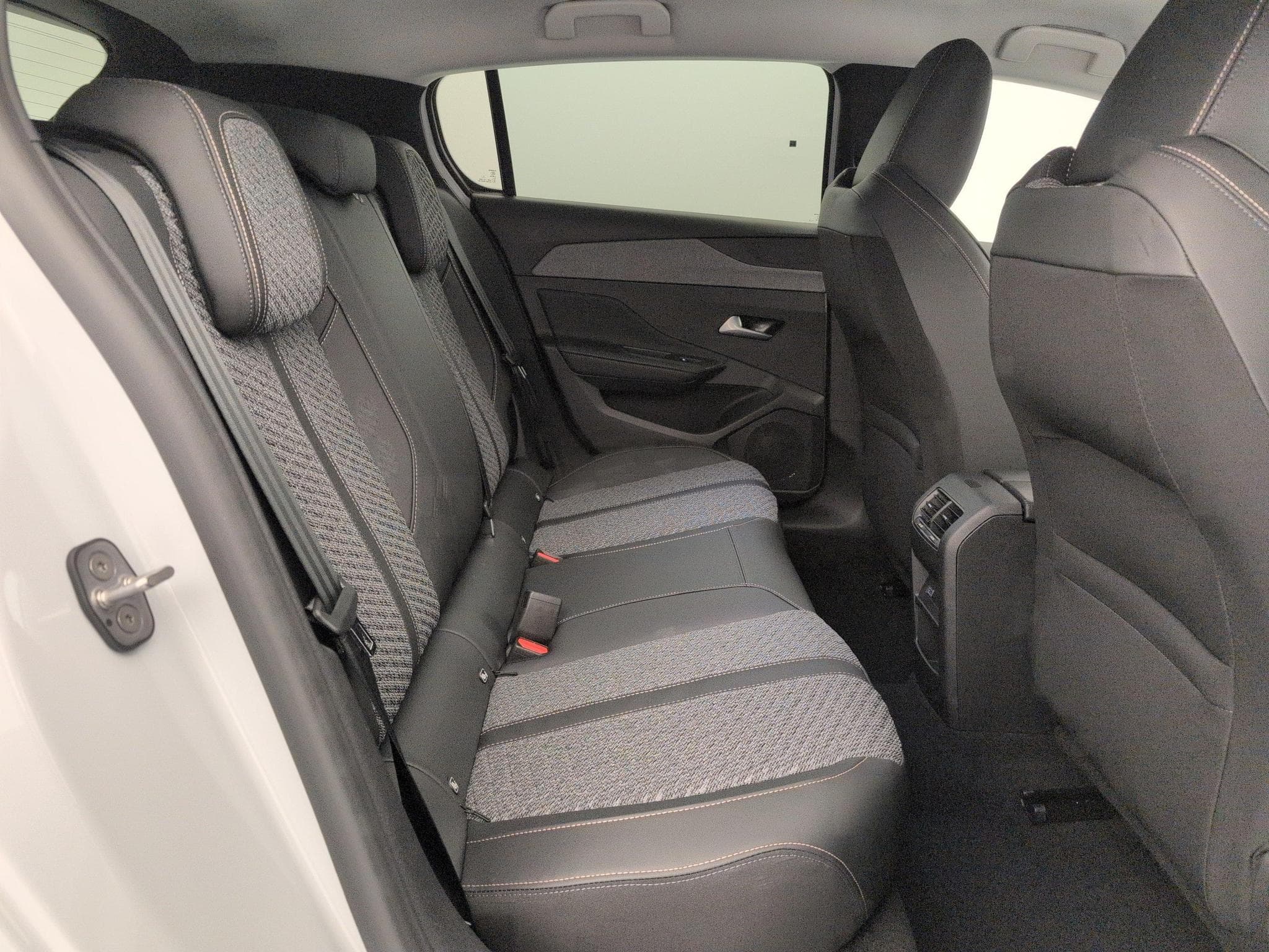 Peugeot 308 NOUVELLE HYBRID 145 E-DCS6 ALLURE (2026) - Photo 10