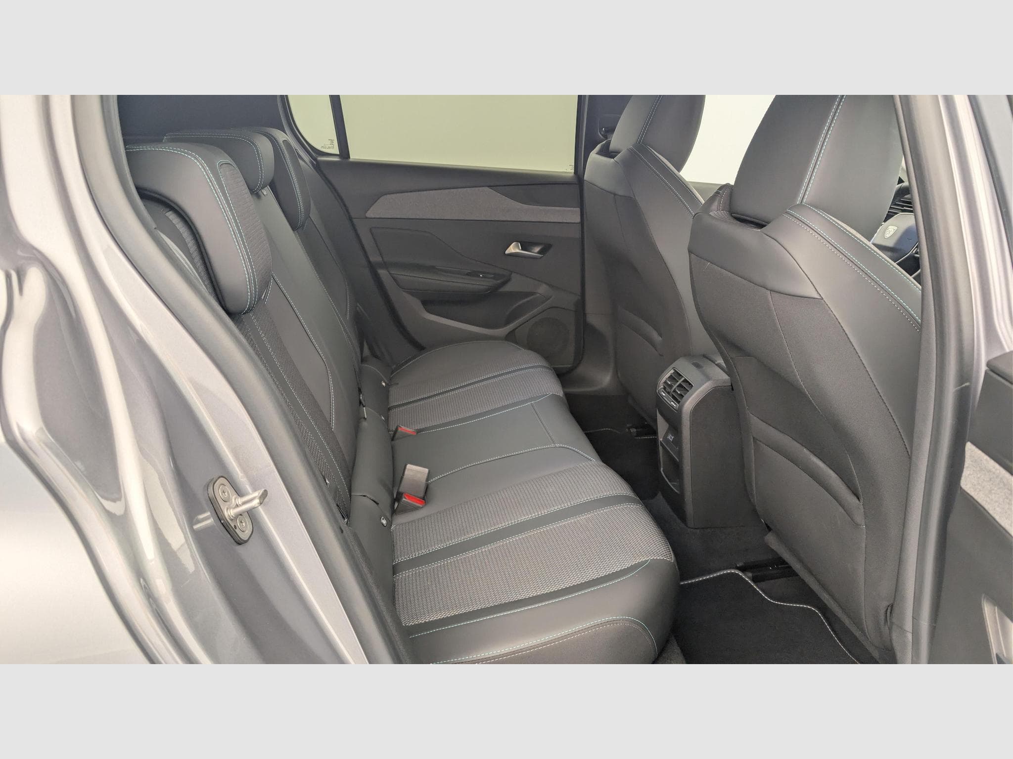 Peugeot 308 Hybrid 145 e-DCS6 Allure (2025) - Photo 10