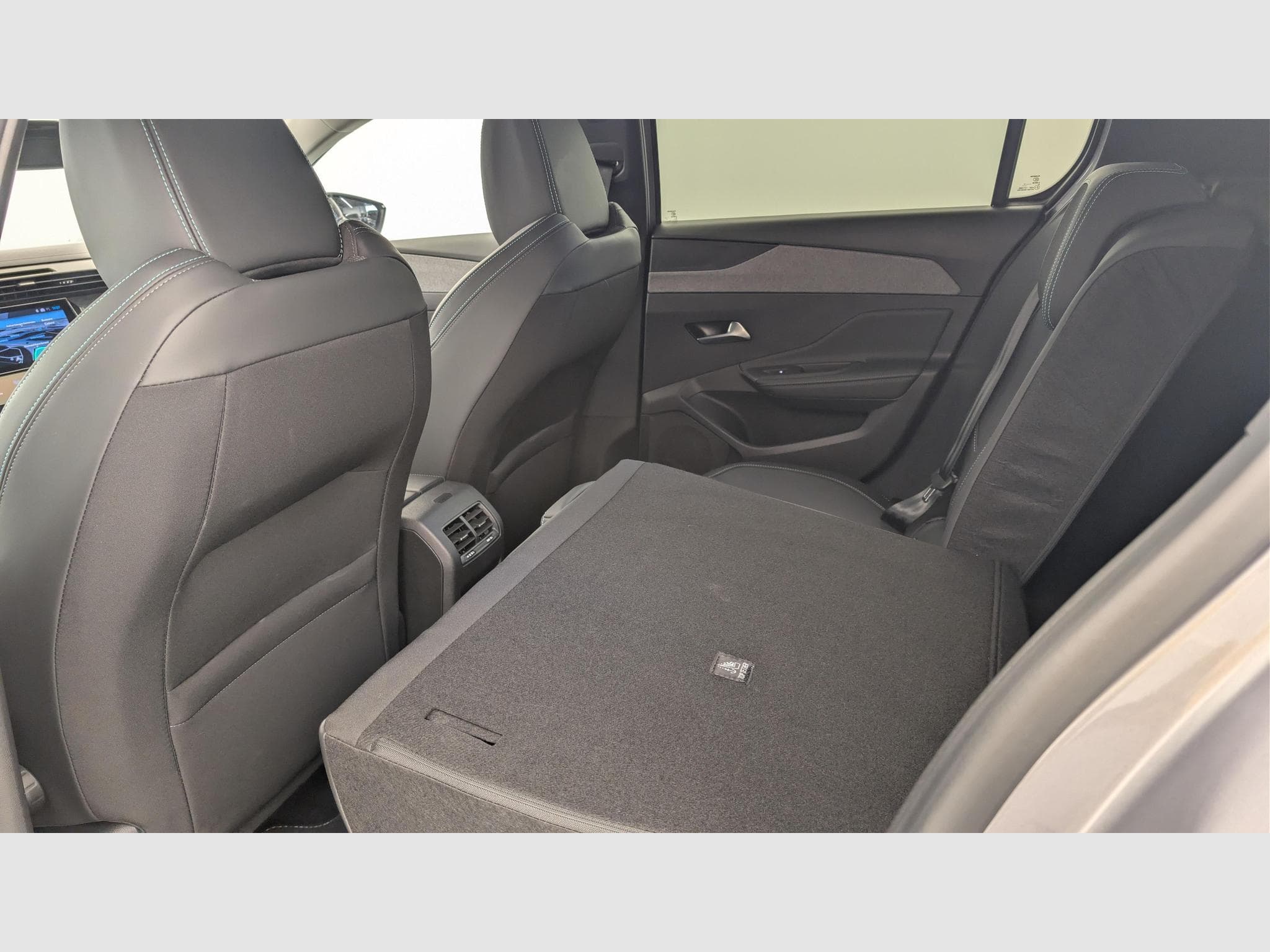 Peugeot 308 Hybrid 145 e-DCS6 Allure (2025) - Photo 12