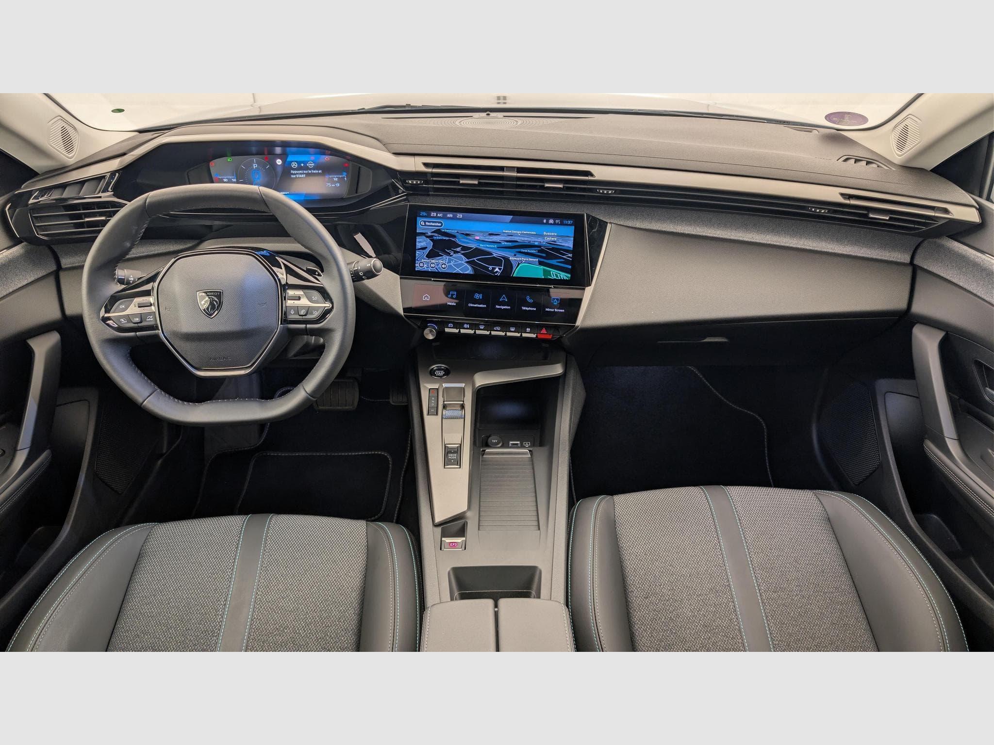 Peugeot 308 Hybrid 145 e-DCS6 Allure (2025) - Photo 13