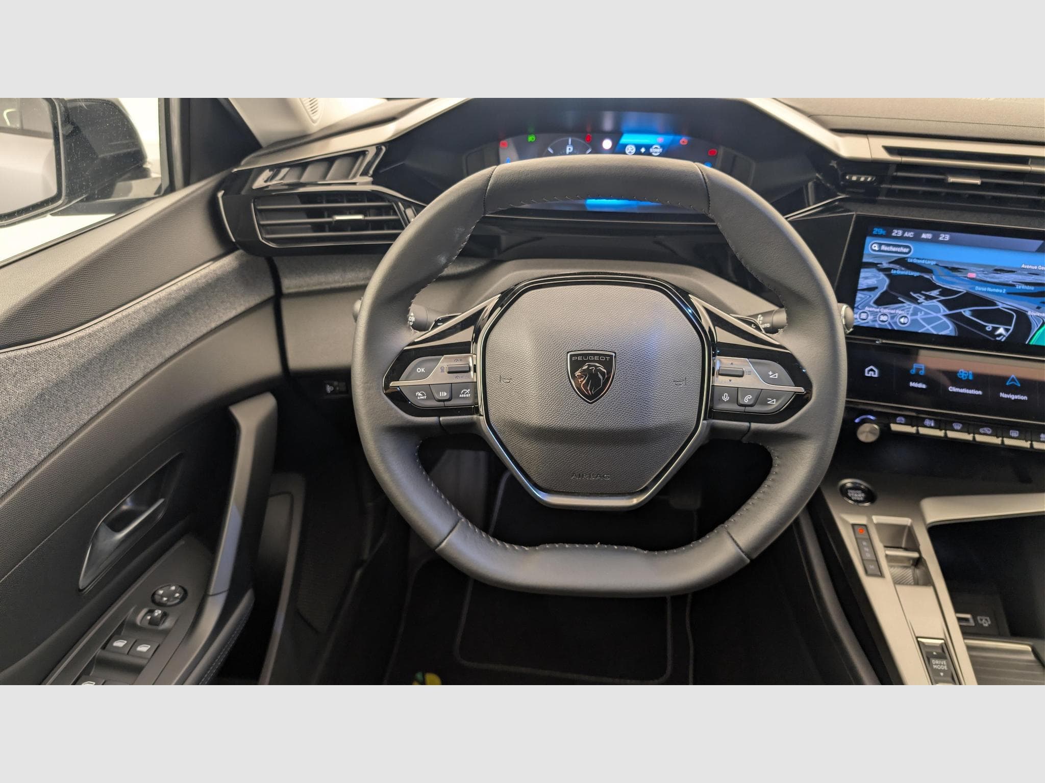 Peugeot 308 Hybrid 145 e-DCS6 Allure (2025) - Photo 14