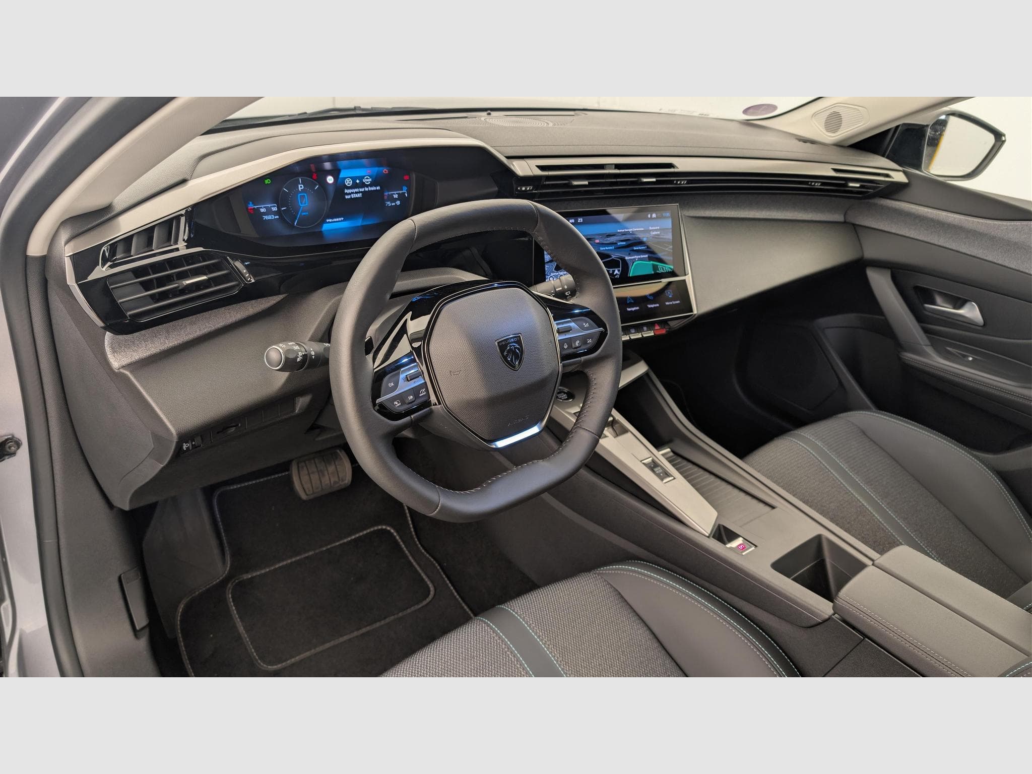 Peugeot 308 Hybrid 145 e-DCS6 Allure (2025) - Photo 15