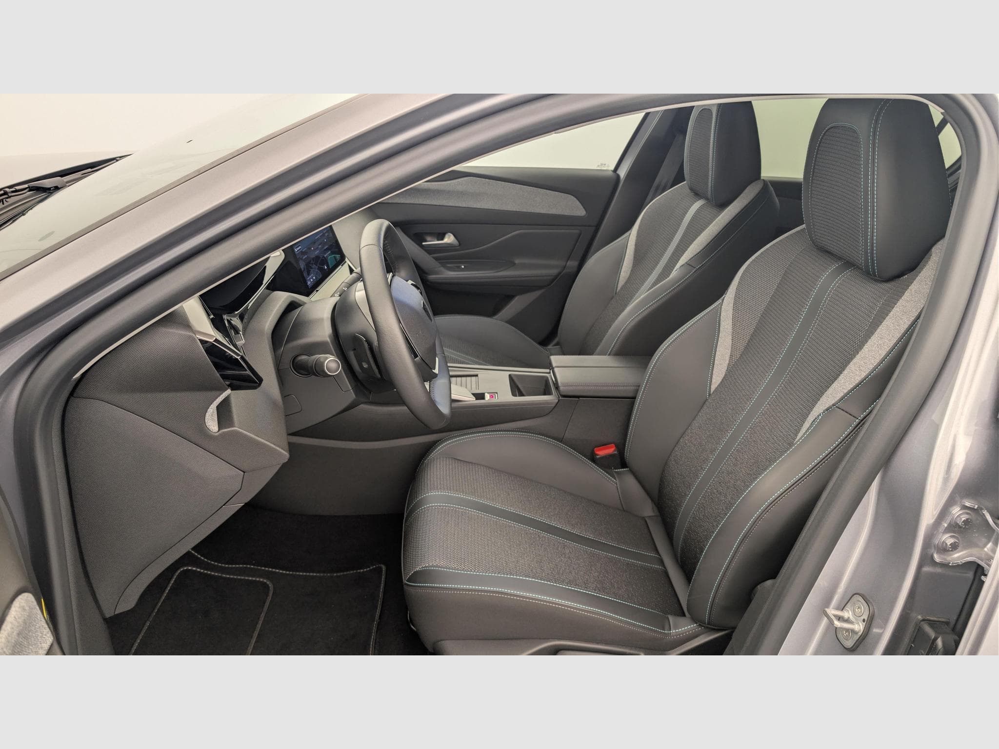 Peugeot 308 Hybrid 145 e-DCS6 Allure (2025) - Photo 16