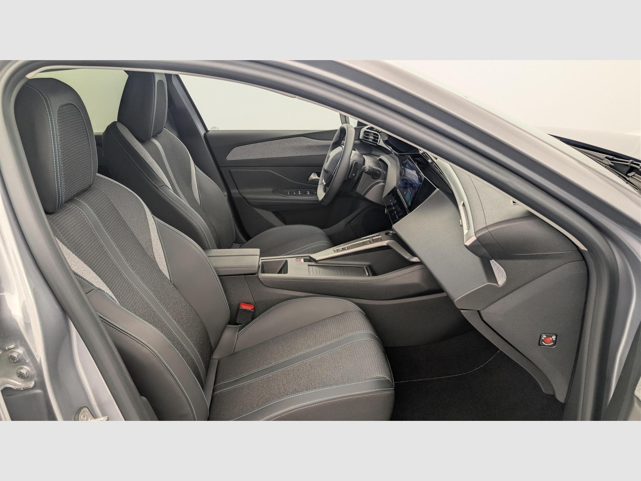 Peugeot 308 Hybrid 145 e-DCS6 Allure (2025) - Photo 9