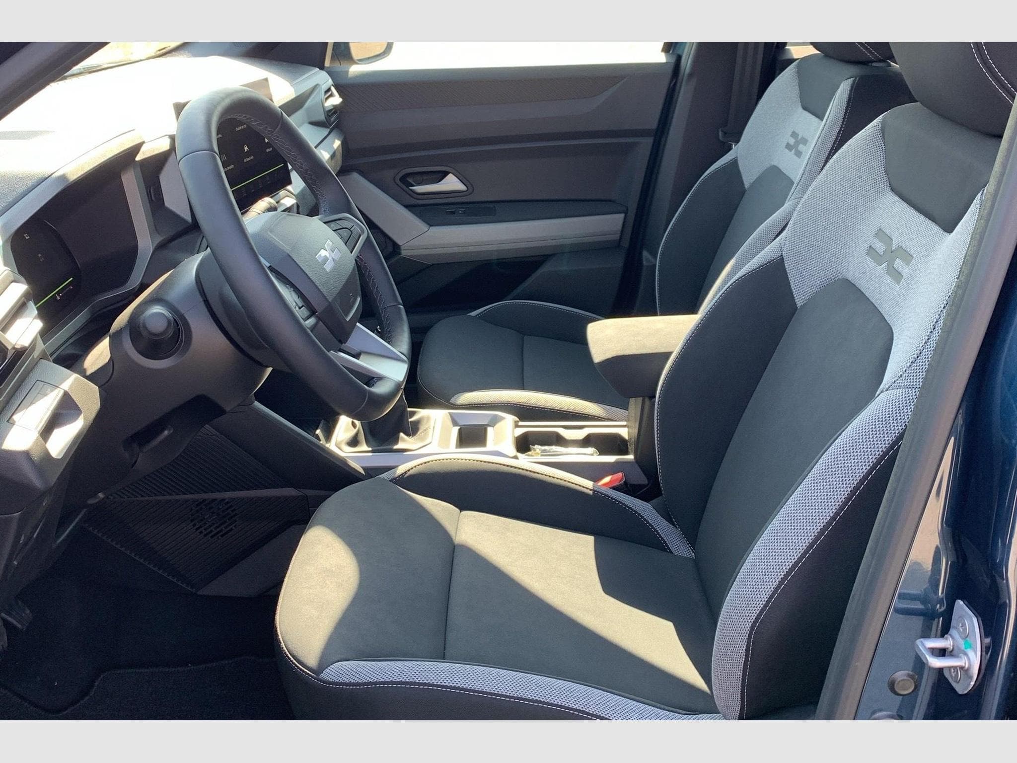 Dacia BIGSTER Mild Hybrid 140 Journey (2026) - Photo 7