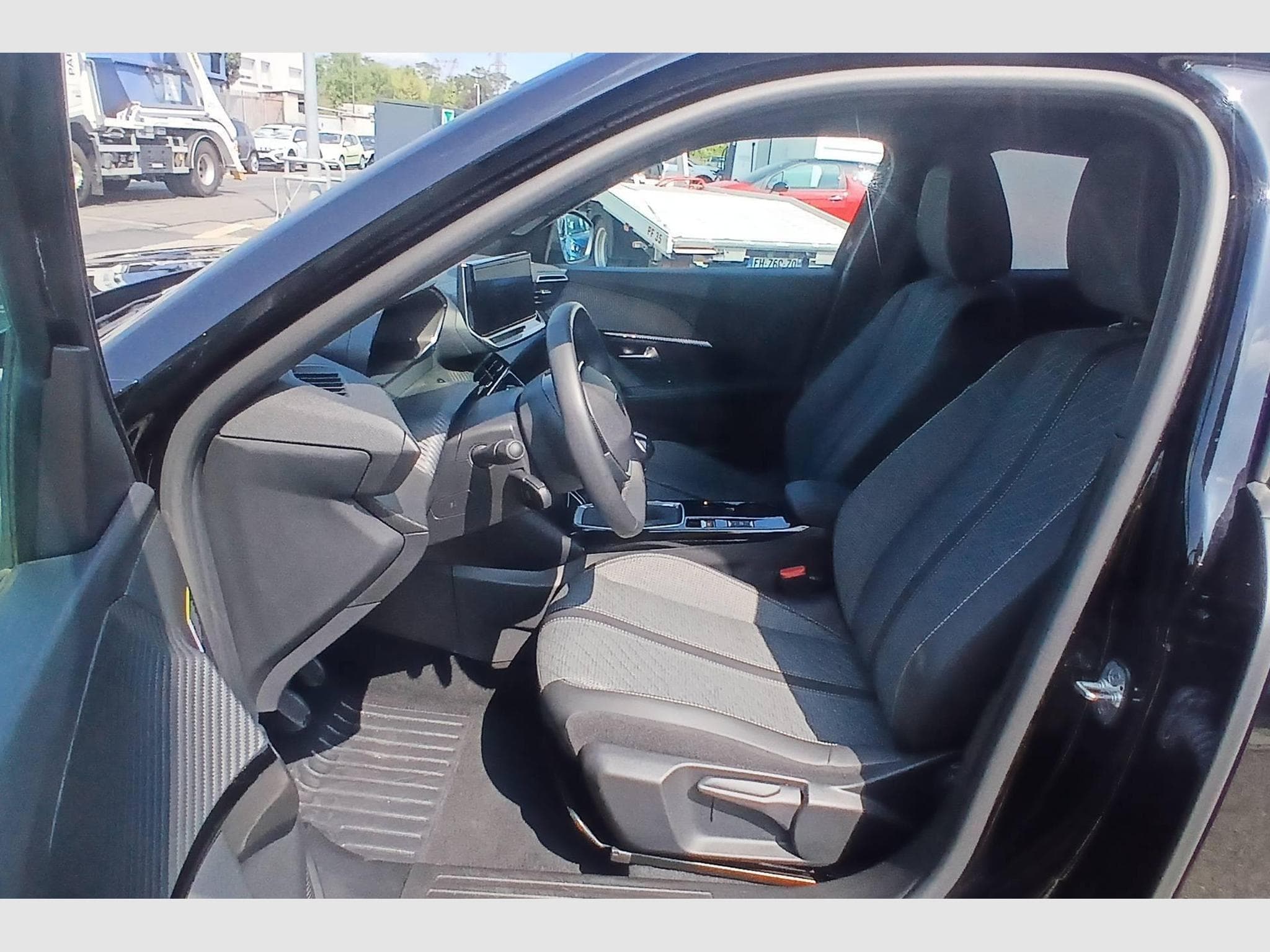 Peugeot 2008 100 S&S BVM6 Allure (2025) - Photo 9