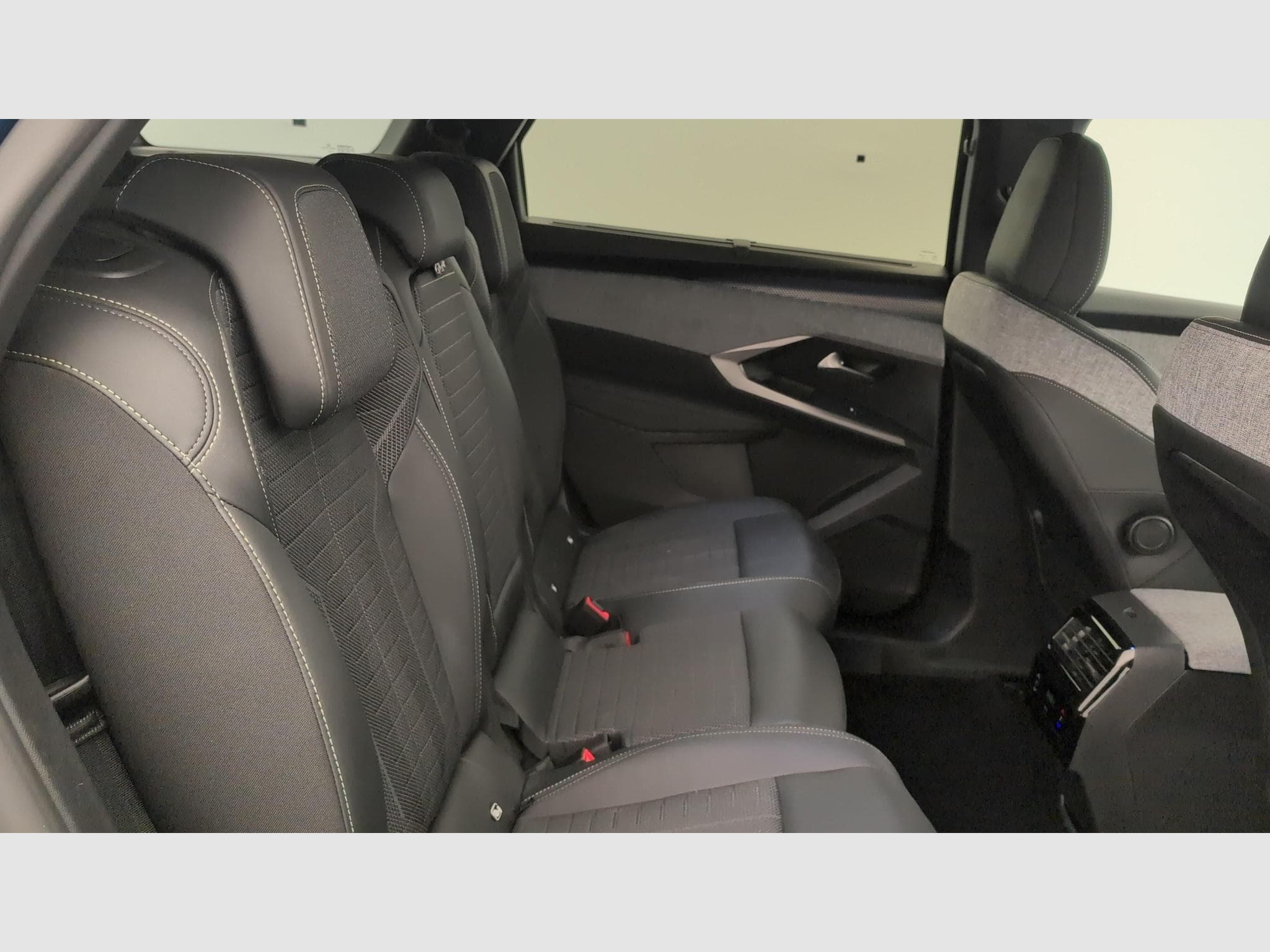 Peugeot 5008 HYBRID 145CH E-DCS6 GT (2025) - Photo 10