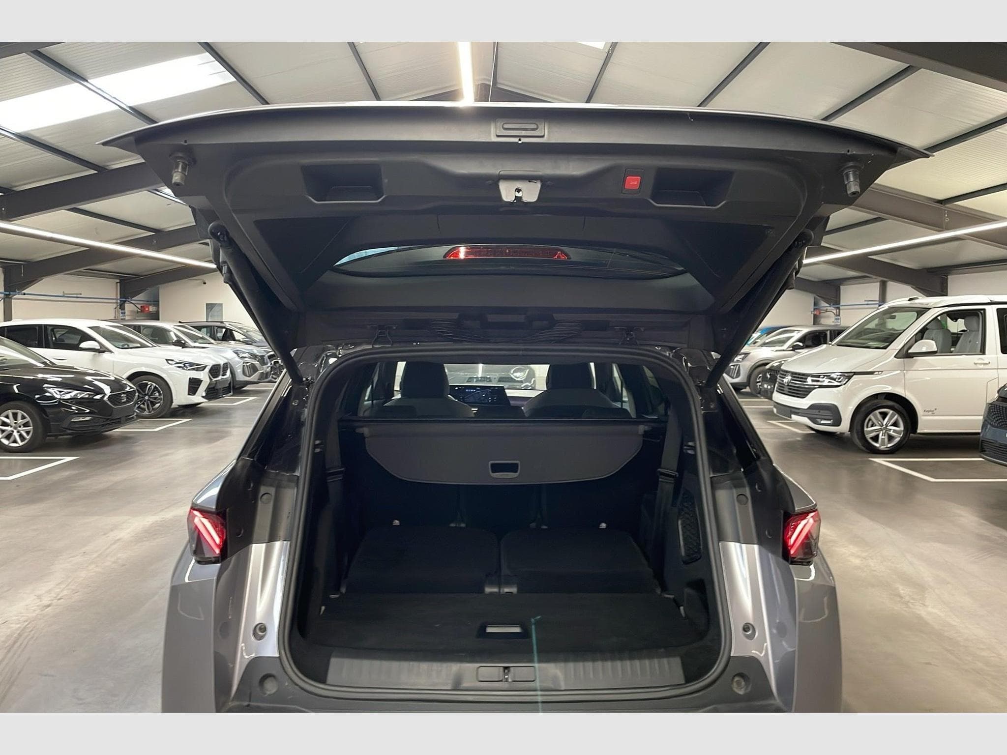 Peugeot 5008 HYBRID 145CH E-DCS6 GT (2025) - Photo 11