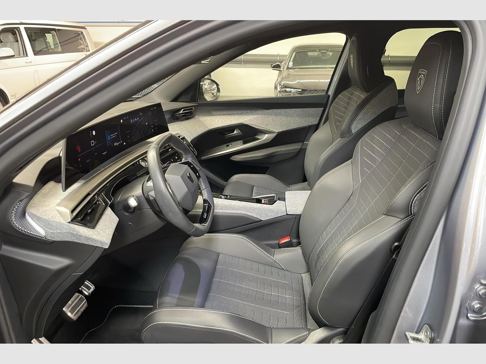 Peugeot 5008 HYBRID 145CH E-DCS6 GT (2025) - Photo 17