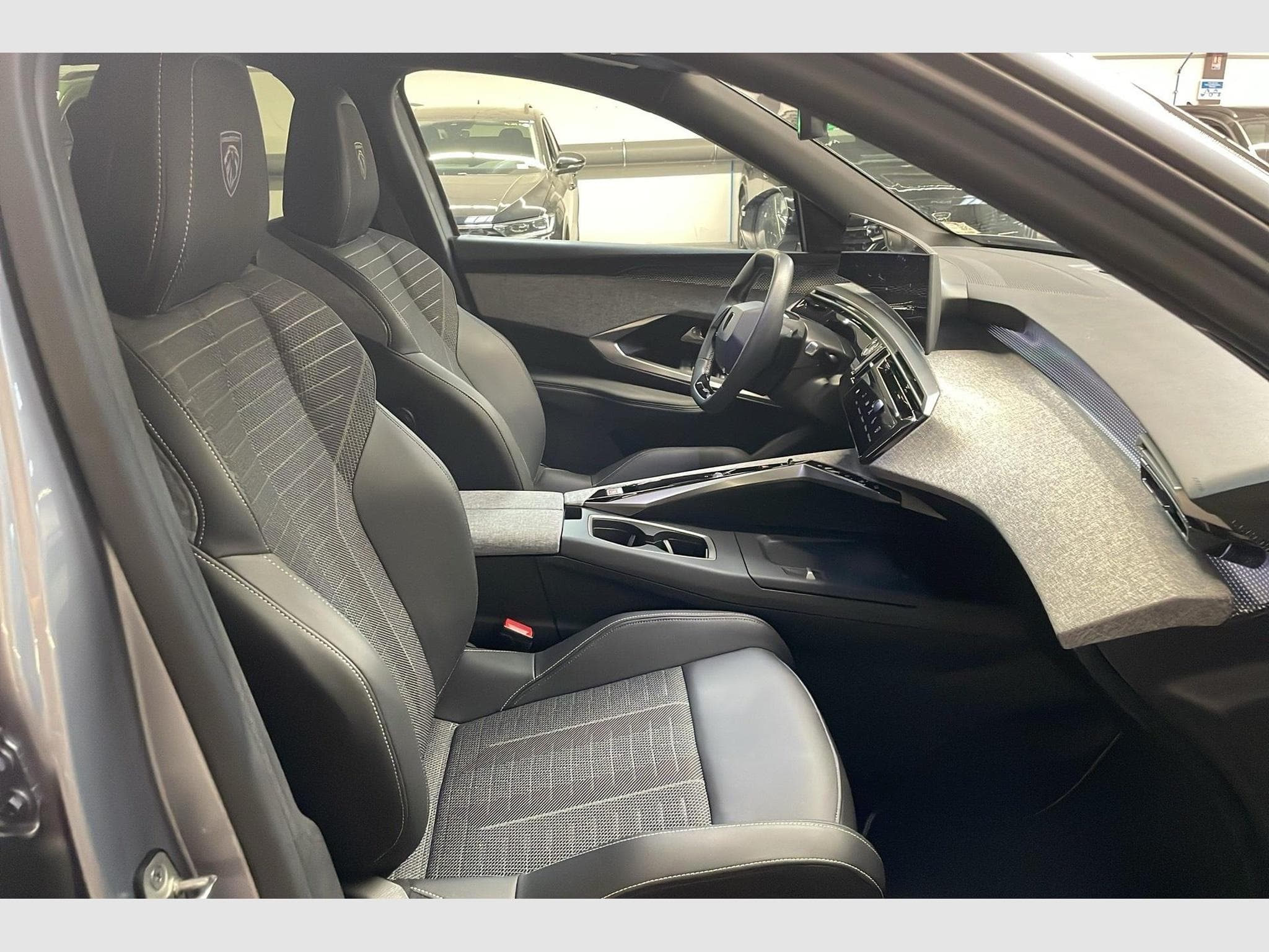 Peugeot 5008 HYBRID 145CH E-DCS6 GT (2025) - Photo 9