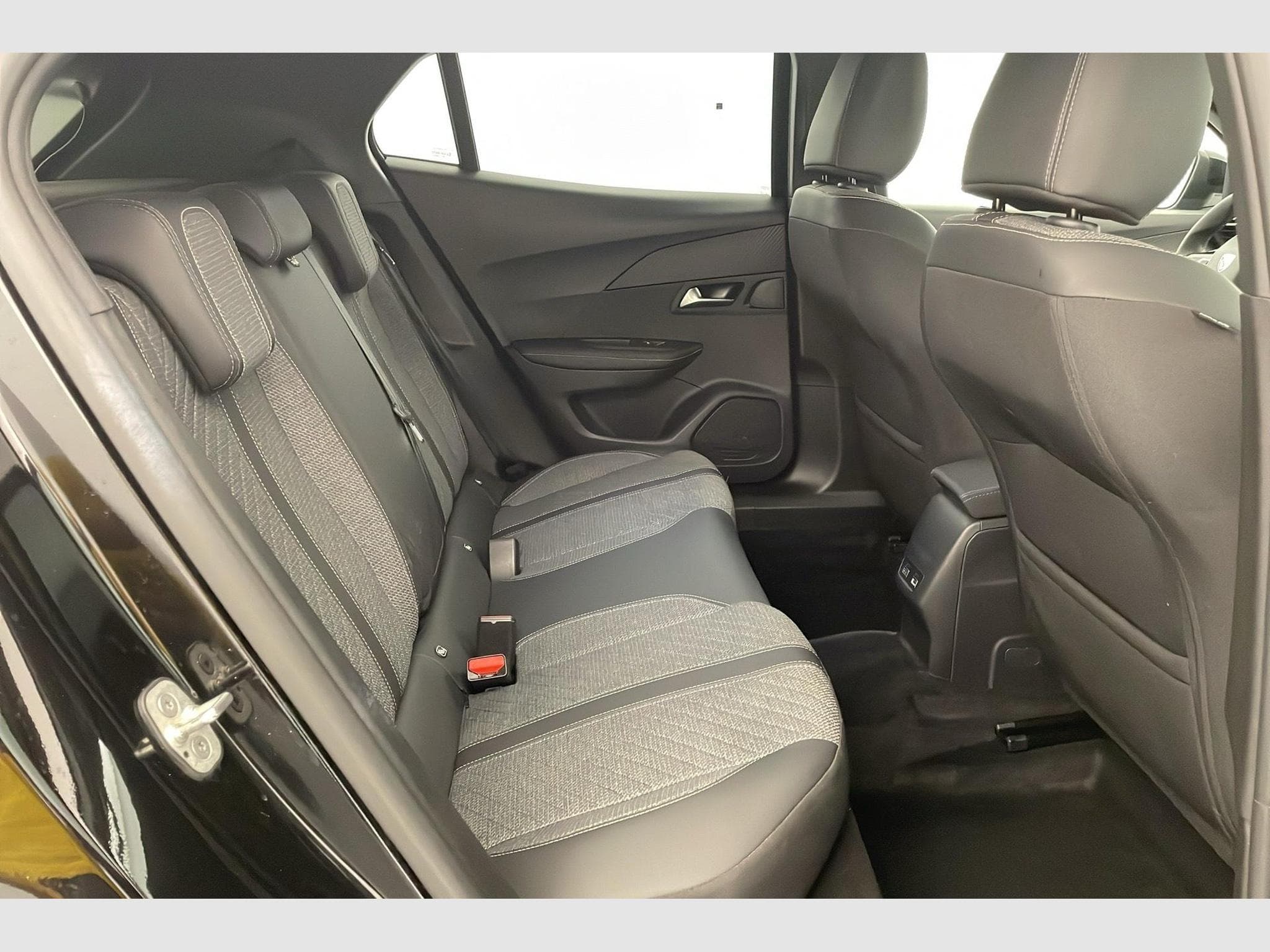 Peugeot 2008 ELECTRIQUE 50 kWh 136 ch Allure (2025) - Photo 10