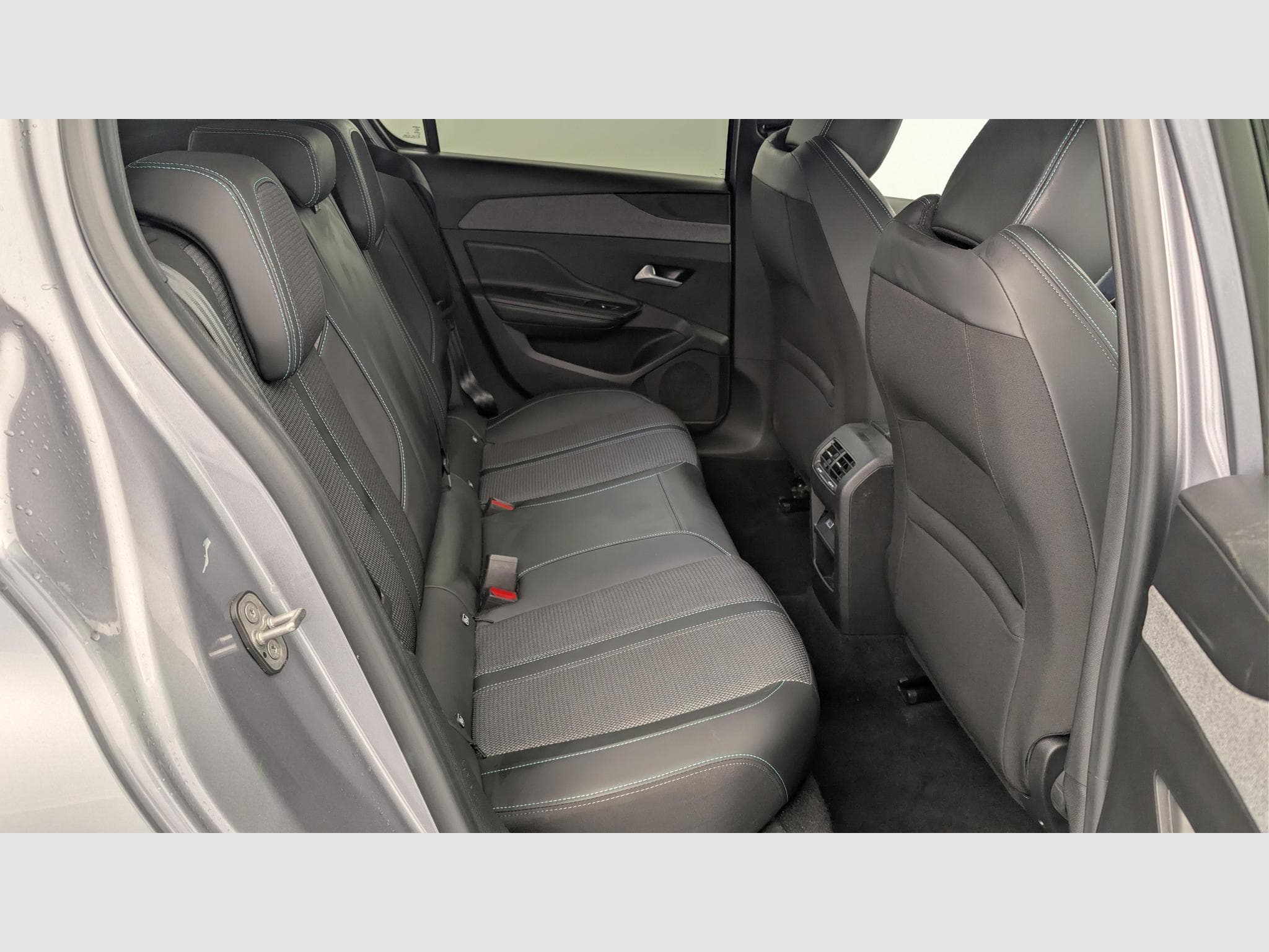 Peugeot 308 Hybrid 145 e-DCS6 Allure (2025) - Photo 10