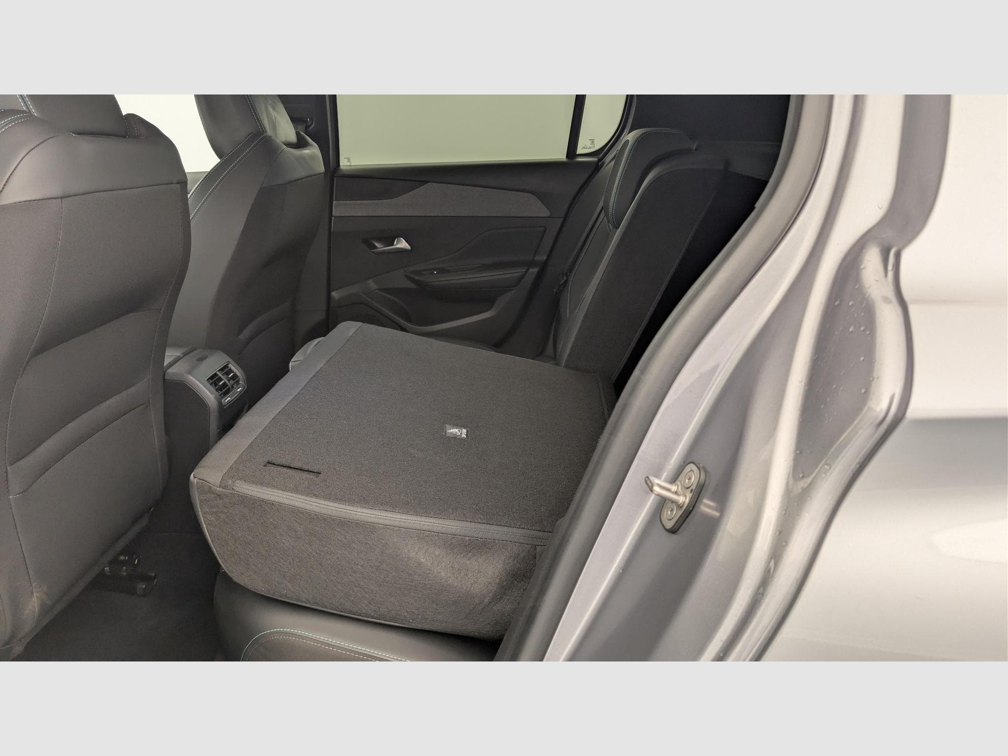 Peugeot 308 Hybrid 145 e-DCS6 Allure (2025) - Photo 12